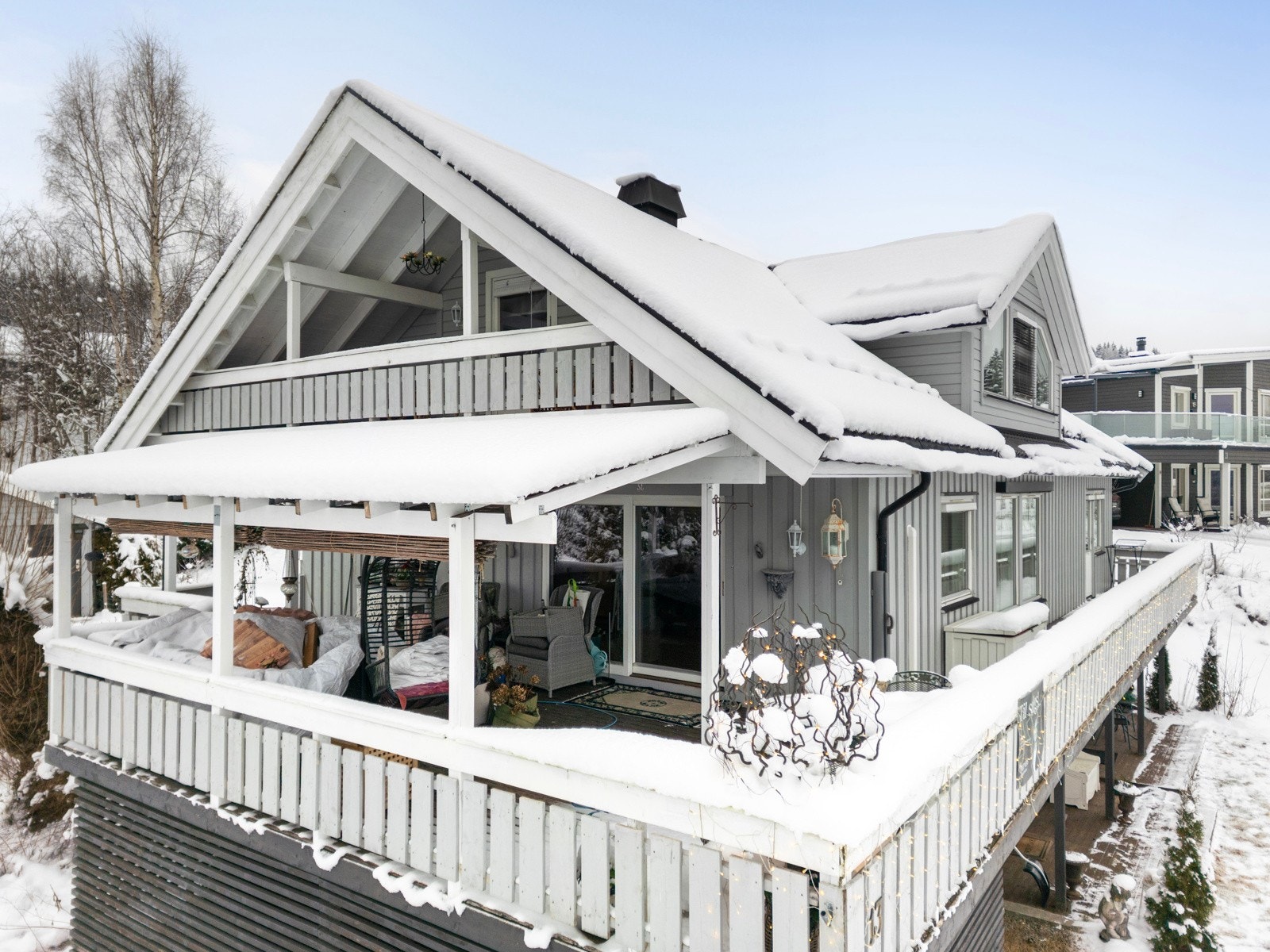 Med beliggenhet øverst på byggefeltet har man fantastisk flott utsikt samt en romslig tomt som gir huset en usjenert plassering og frihetsfølelse Galleribilde