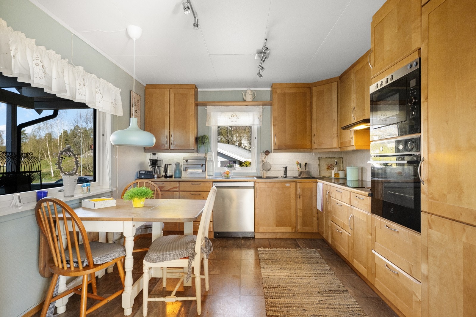 Ved vinduet er det en koselig spiseplass Galleribilde