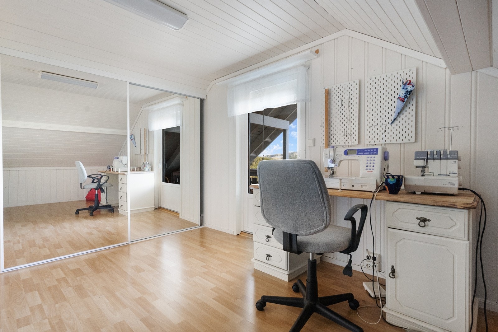 En koselig og lun loftstue som egner seg perfekt som TV-stue, lekerom, hjemmekontor eller ekstra stue for ungdommen i huset. Galleribilde