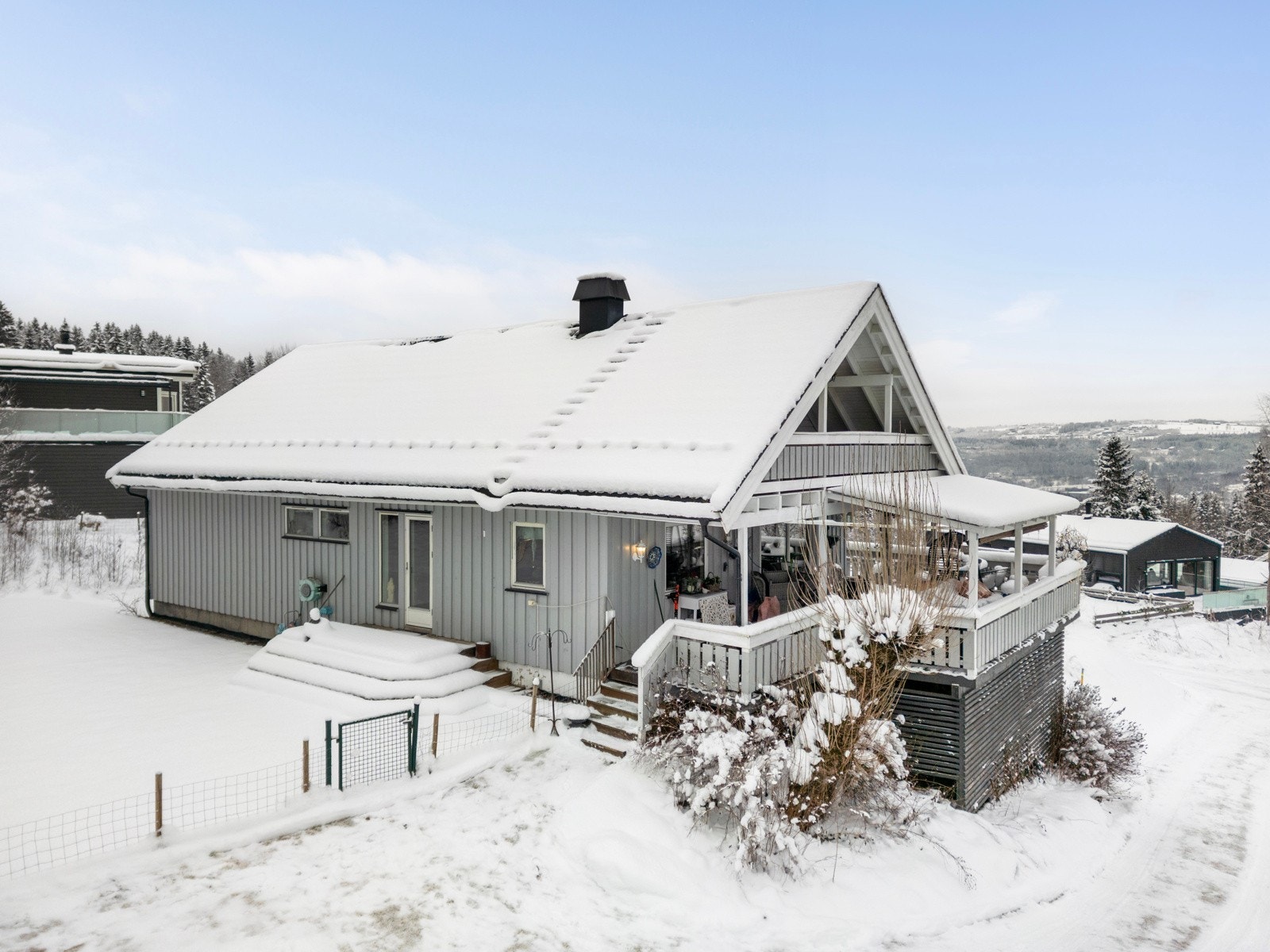 Boligen ble opprinnelig oppført i 1950, men er påbygd og modernisert i senere tid Galleribilde