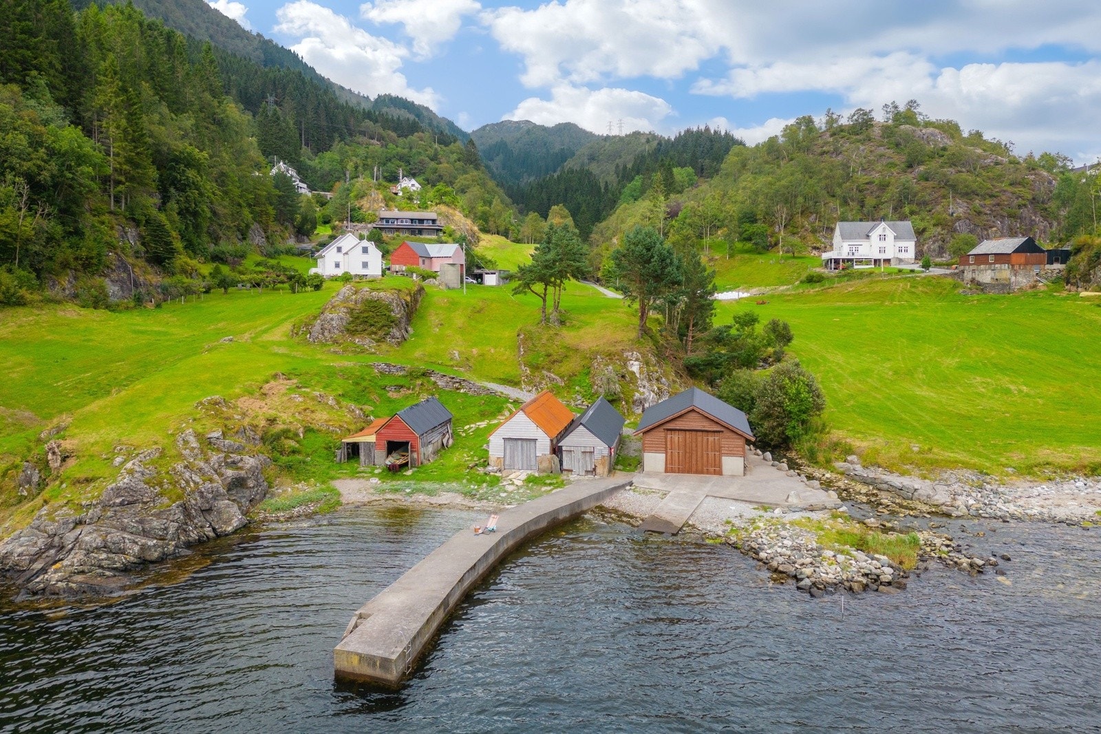 Nydelig beliggende naust (naust lengst til høyre) Galleribilde