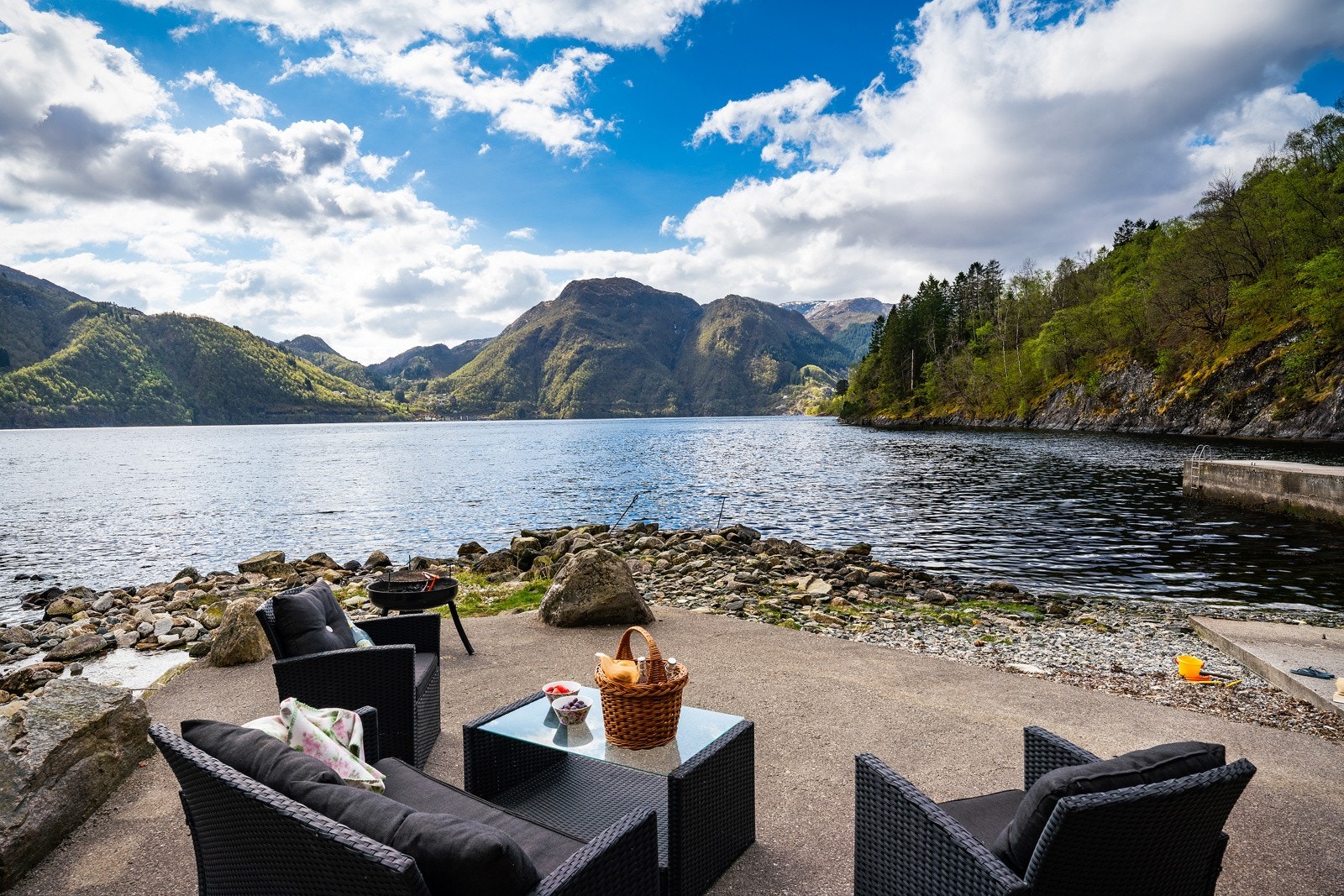 Her kan man nyte varme sommerdager eller ta båten ut på fjorden for å prøve fiskelykken. Galleribilde
