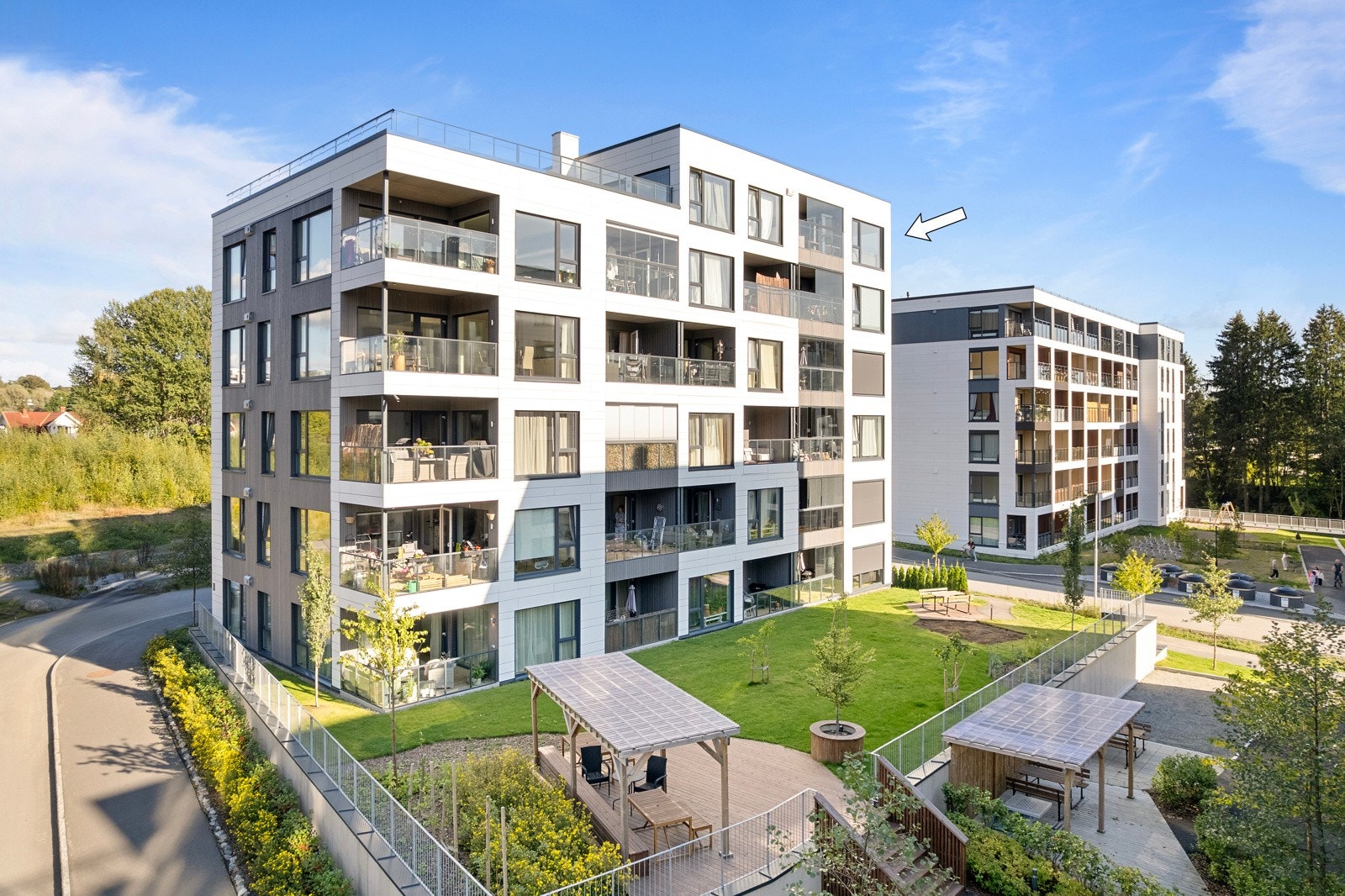 Leiligheten har en svært god internbeliggenhet i byggets 6. etasje med gode solforhold og flott utsikt over nærområde. Galleribilde