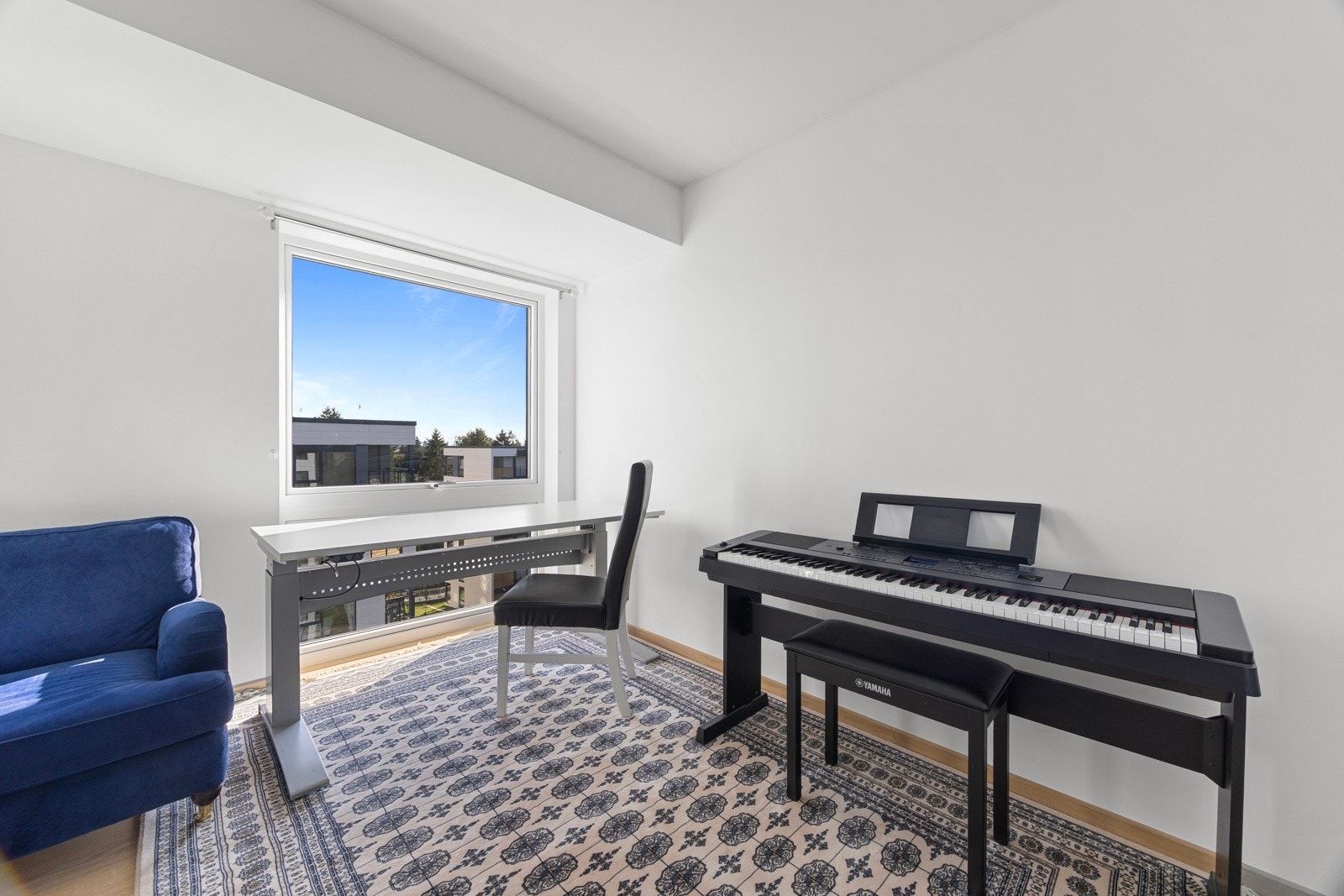 Det er bygget inn en praktisk skyvedørsgarderobe i vegg. Galleribilde