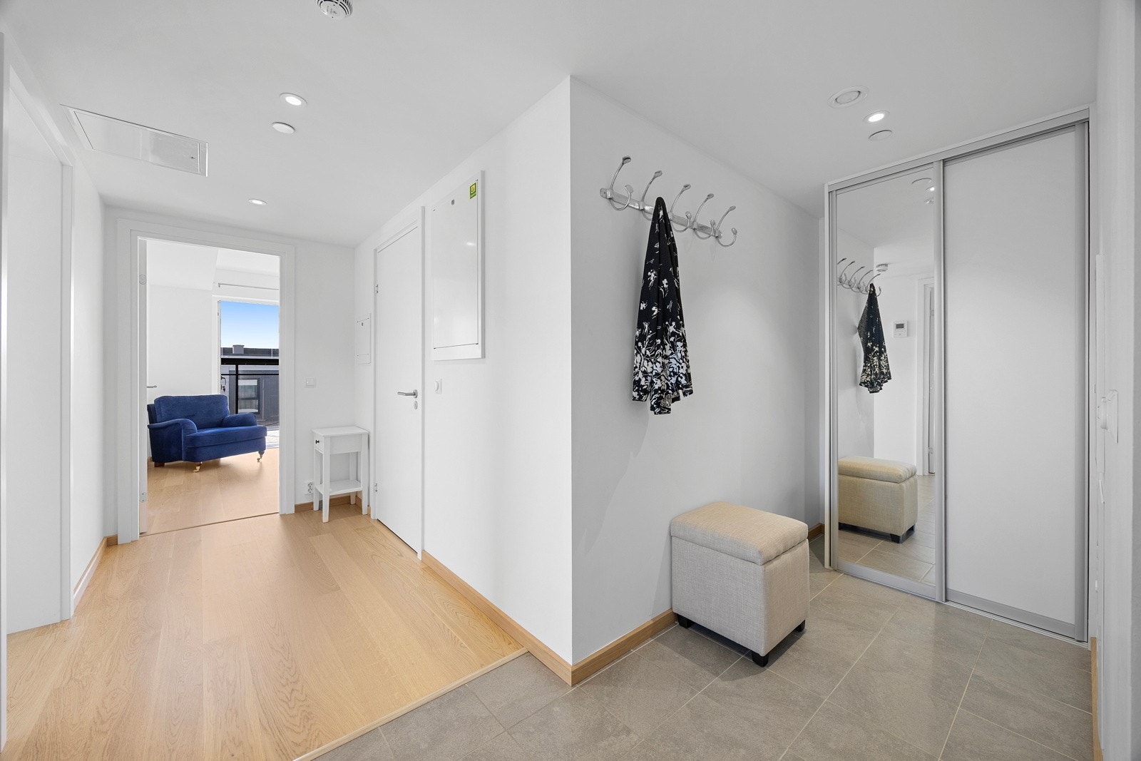 Tiltalende entrè med flislagt gulv, som gir et godt førsteintrykk av leiligheten. Himlingen er pent lyssatt med LED downlights. Gode lagringsmuligheter i skyvedørsgarderobe. Galleribilde