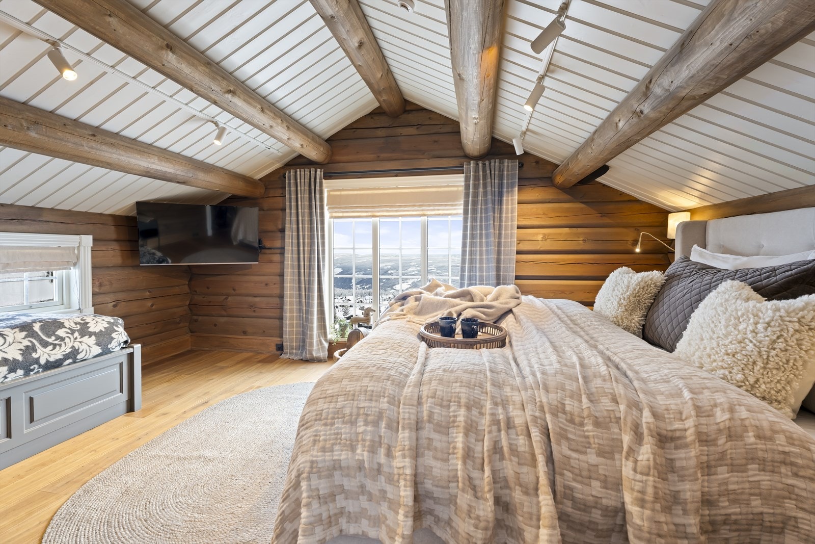 Soverom nr. 3 som er det største soverommet med dobbeltseng og enkeltseng. Fantastisk utsikt fra dette rommet. Galleribilde