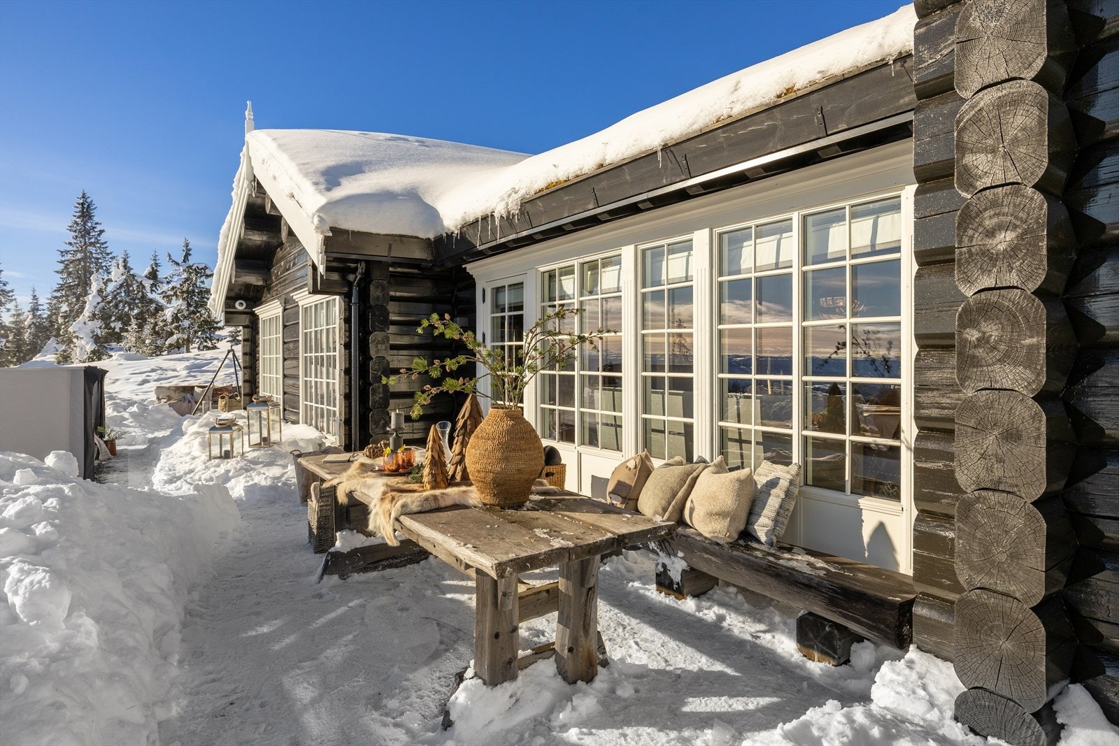 Nydelig, solrik og usjenert uteplasser ved hytta. Her kan flotte dager nytes neste helt for seg selv. Galleribilde