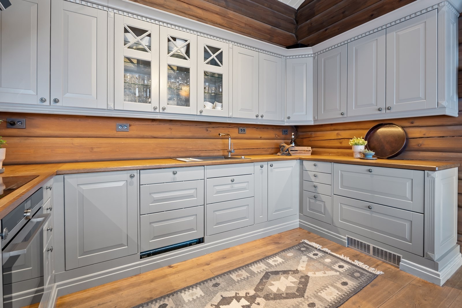 Innredningen har både over- og underskap med god plass til lagring og oppbevaring. Galleribilde