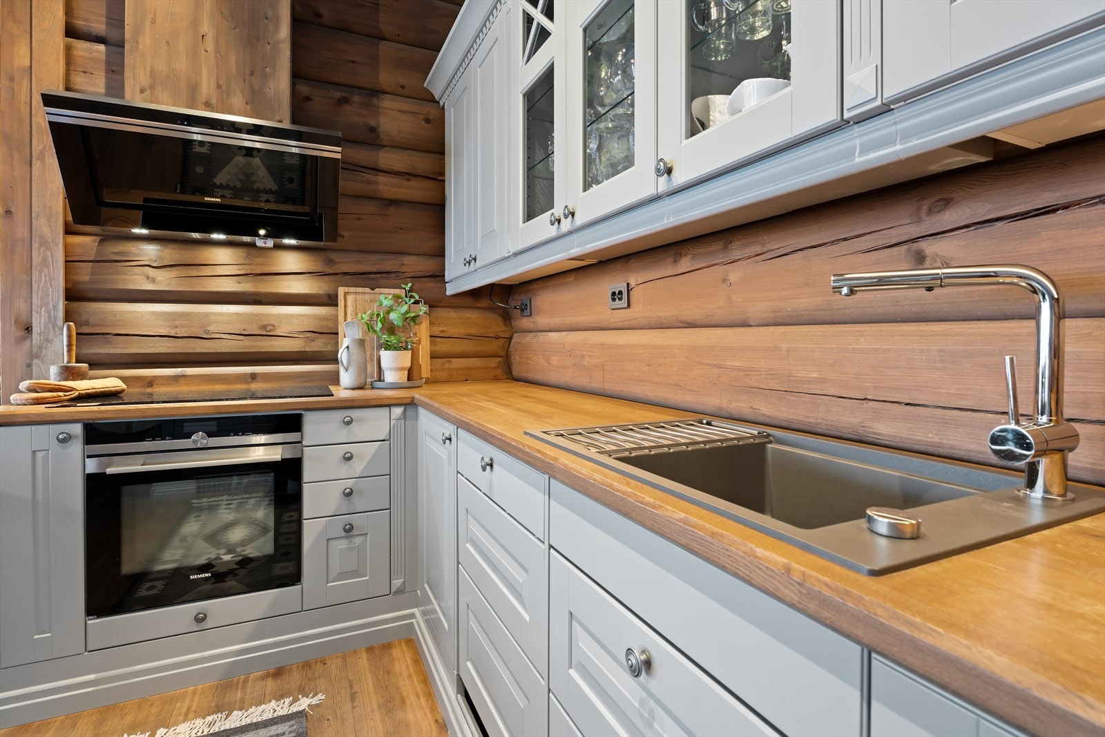 Kjøkkenet er utstyrt med integrert komfyr, koketopp, oppvaskmaskin og kjøleskuffer. Galleribilde