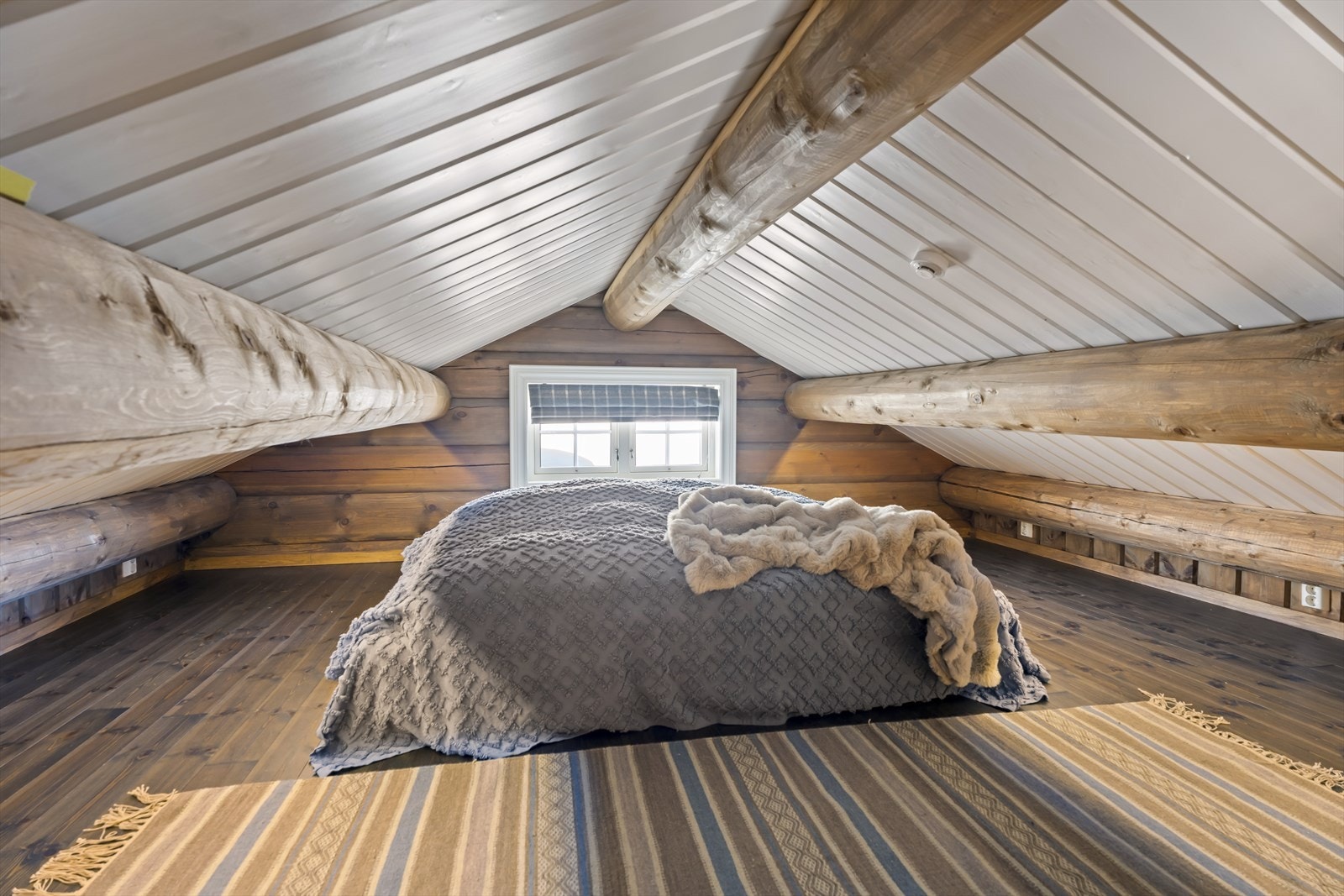 Hems med trappeadkomst fra stuen - Hemsen er ikke godkjent som eget soverom eller som rom for varig opphold. Galleribilde