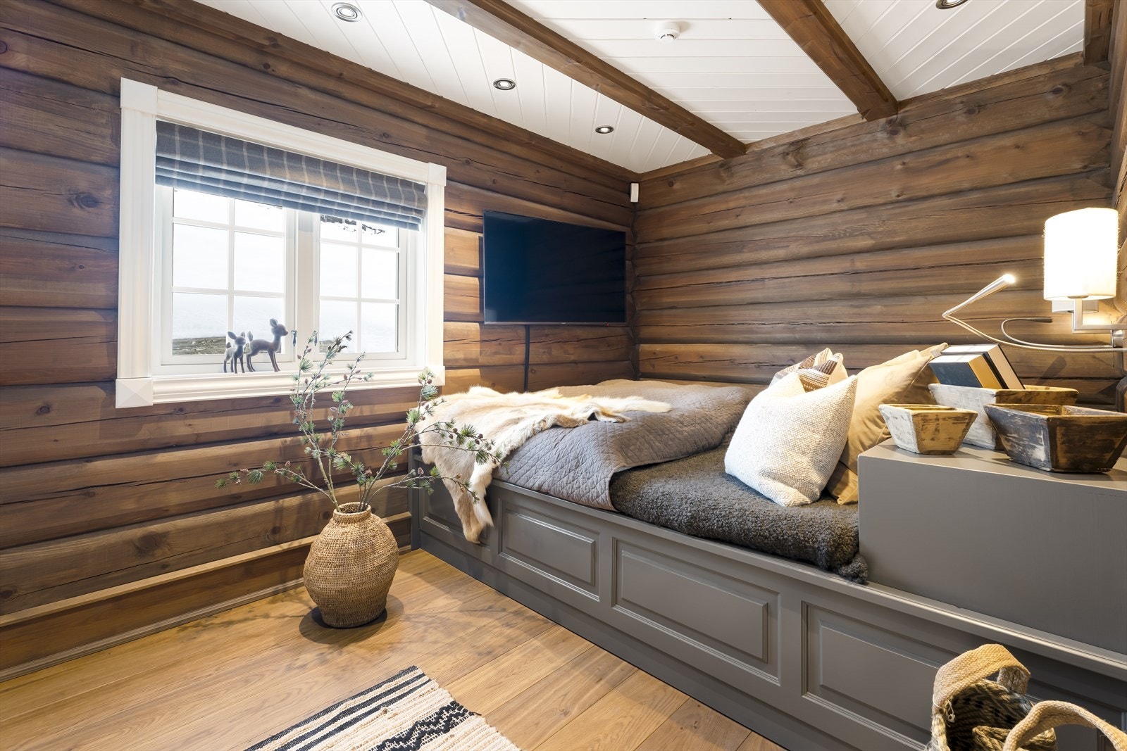 Det er to soverom i første etasje og to soverom i andre etasje. Plasssbygde senger og baderomsinnredning fra Kistefos Galleribilde