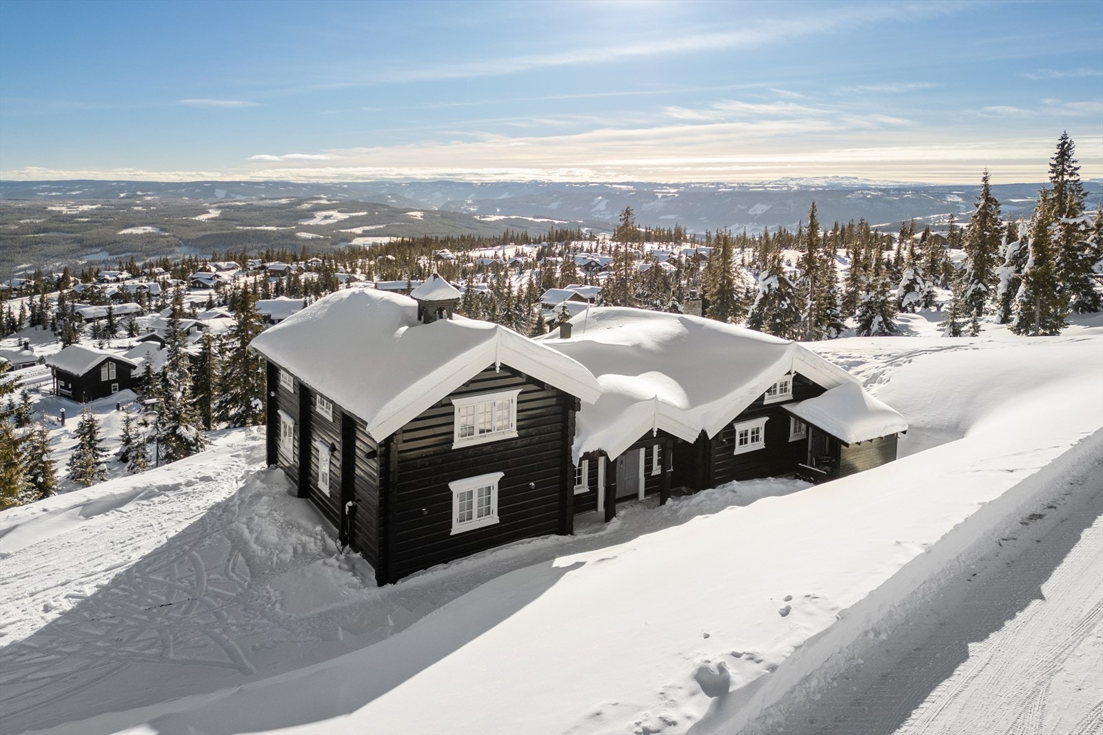 Romslig gårdsplass med plass til mange bilder og el-billader. Galleribilde