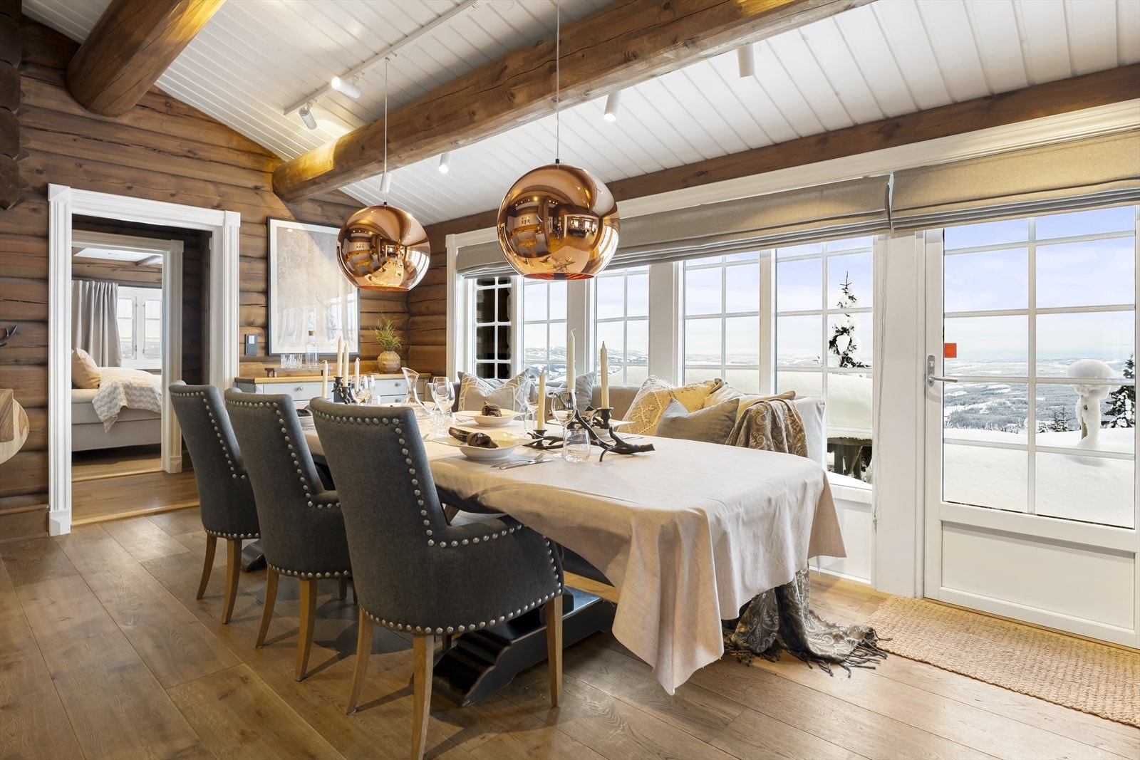 Store, flotte vindusflater slipper inn rikelig med naturlig lys og gir nydelig utsikt. Galleribilde