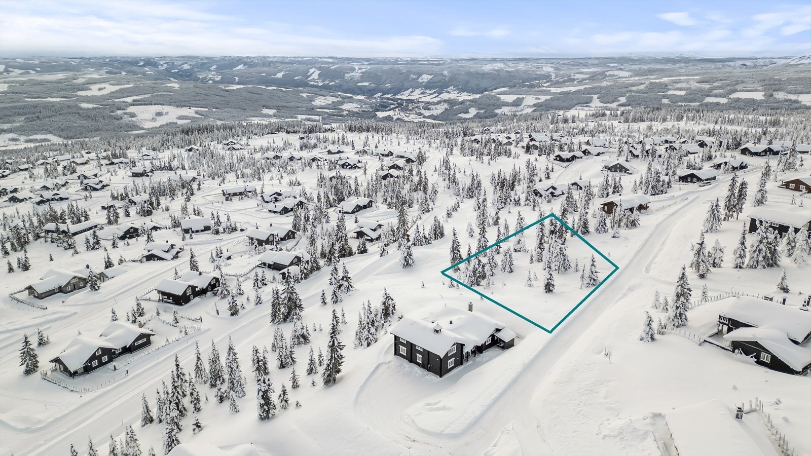 Hytta ligger i et landlig og usjenert hytteområde midt mellom Hafjell, Kvitfjell og Skei. Tomten ved siden av hytta er også for salg (samme selger). Galleribilde