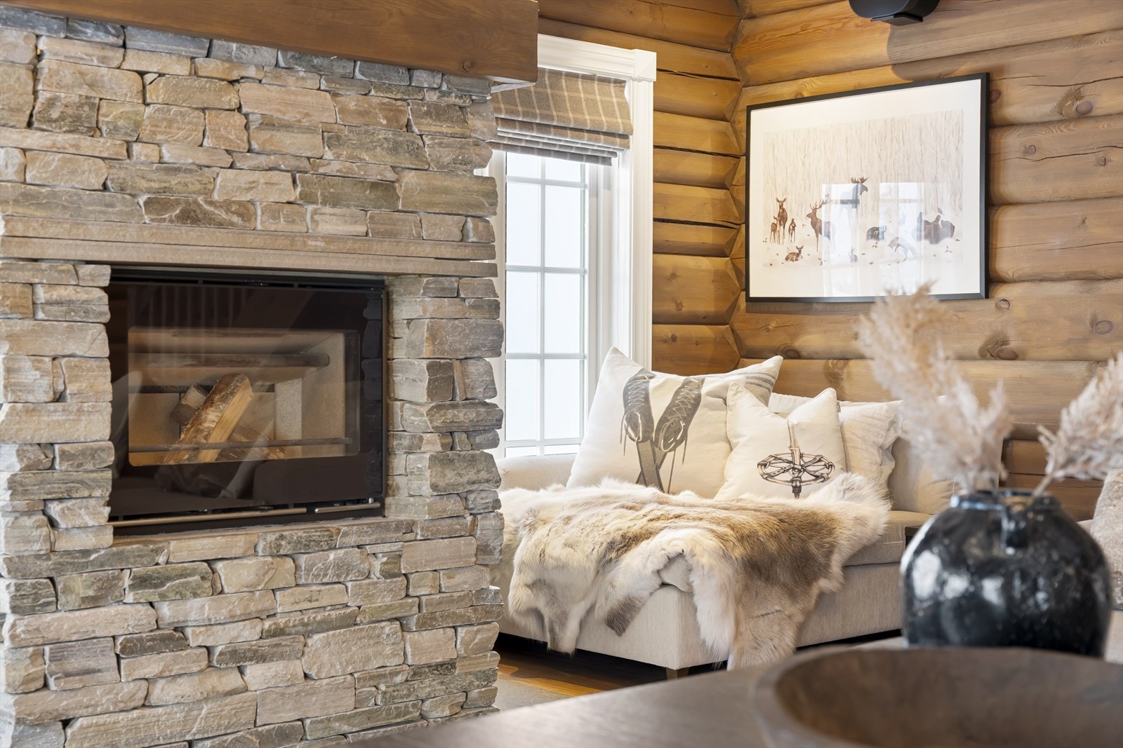 I stuen er det installert en lekker peisovn som gir både varme og stemning. Galleribilde