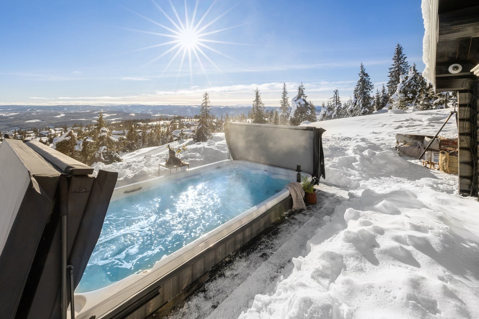 Hytta har en stor jacuzzi med plass til 8 personer og motstrøm. Galleribilde