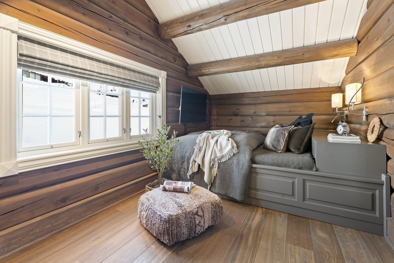 Soverom nr. 4 som er innredet med dobbeltseng og en enkeltseng i tillegg (bak i bildet) Galleribilde