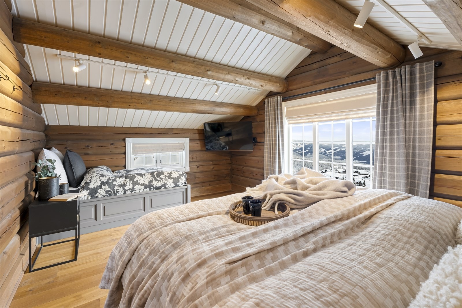 Soverom nr. 3 som er det største soverommet med dobbeltseng og enkeltseng. Fantastisk utsikt fra dette rommet. Galleribilde