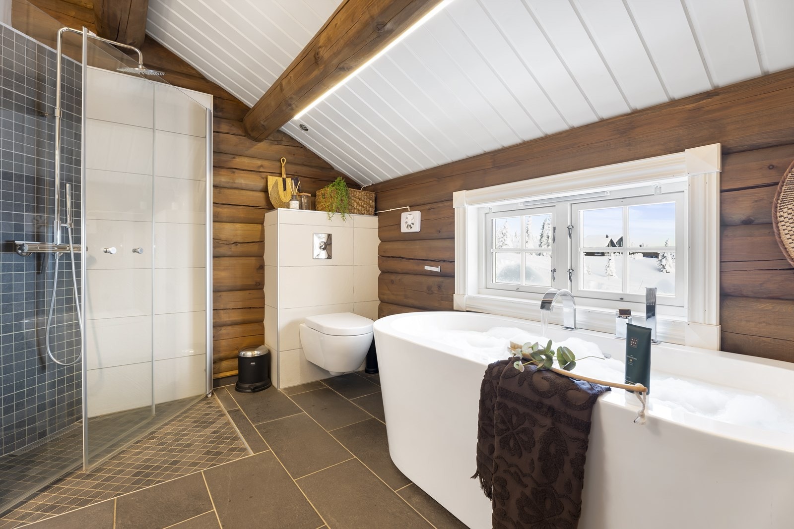 Alle badene i fritidsboligen har fliser på gulvet med gulvvarme. Galleribilde