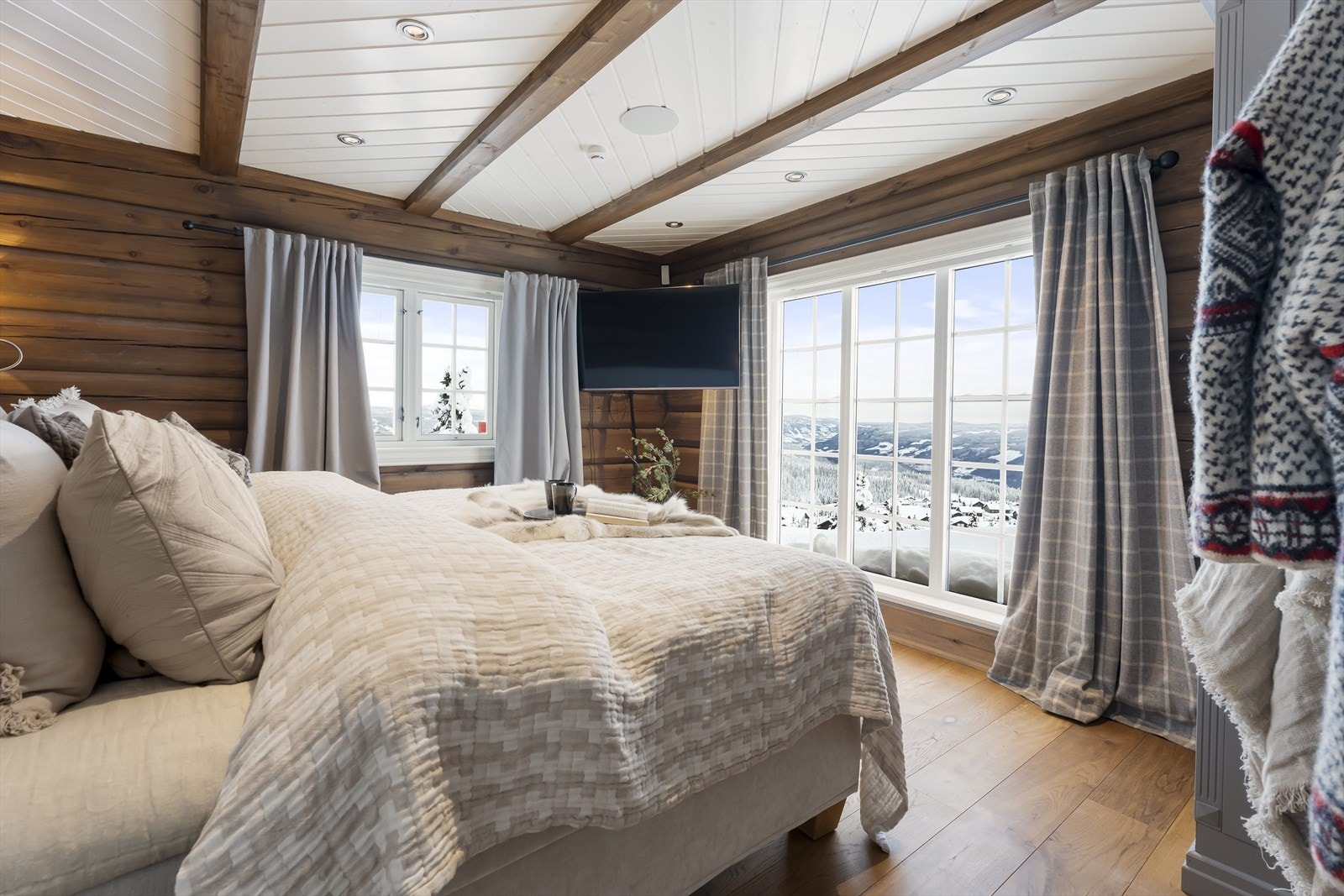 Hytta har fire soverom, hvor alle er av god størrelse. Totalt er det 12 sengeplasser i hytta Galleribilde