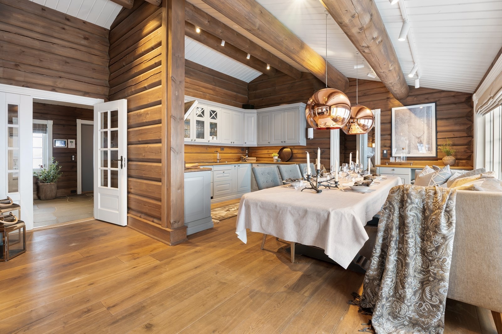 Rommet har et eksklusivt eikegulv fra Skovin og vakre tømmervegger som skaper en varm og innbydende atmosfære. Galleribilde