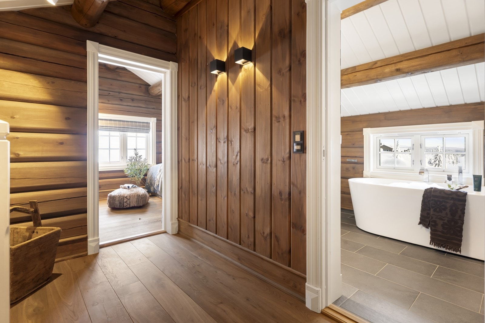 Gang 2. etasje med inngang til soverom 4 og badet oppe. Galleribilde