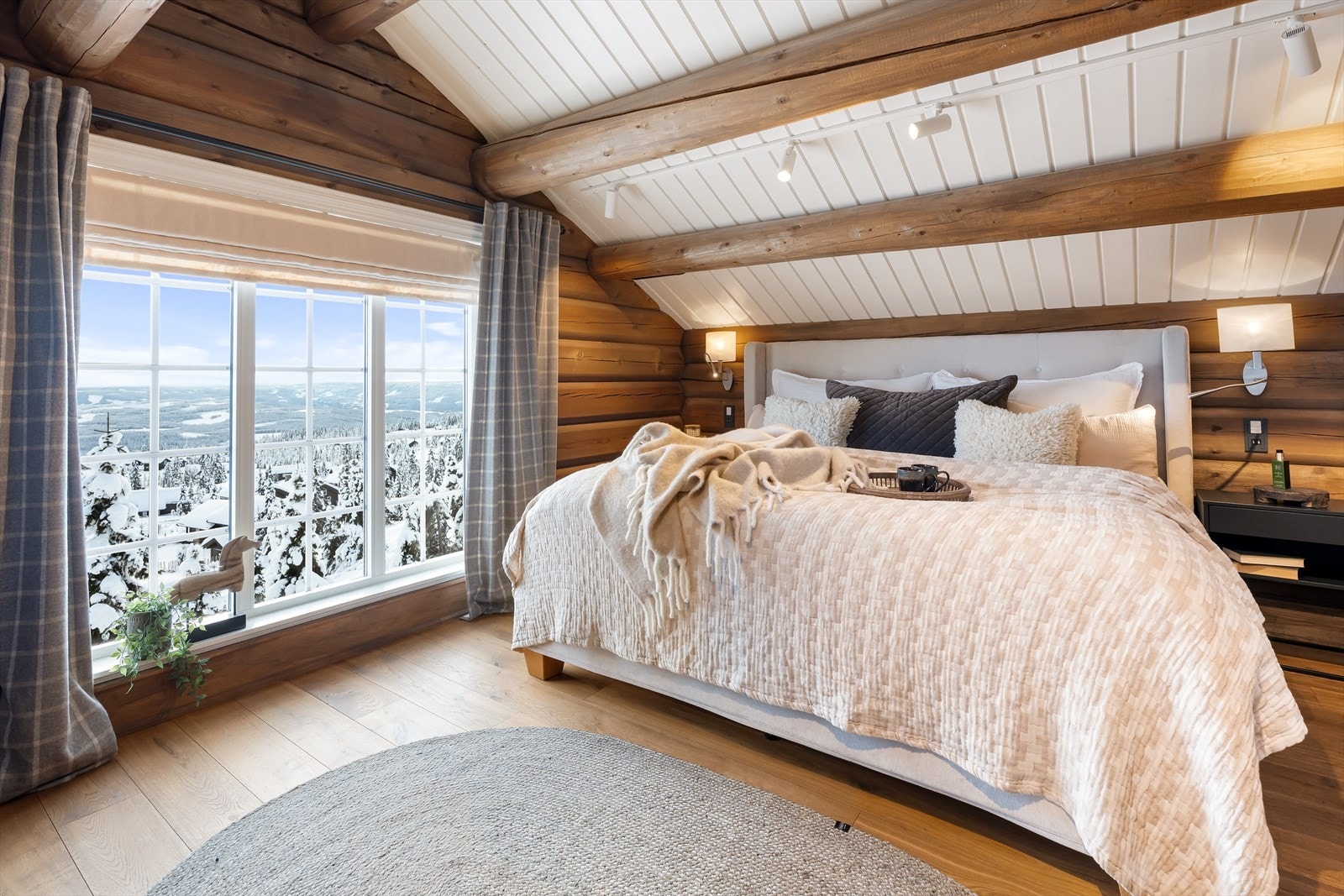 Soverom nr. 3 som er det største soverommet med dobbeltseng og enkeltseng. Fantastisk utsikt fra dette rommet. Galleribilde