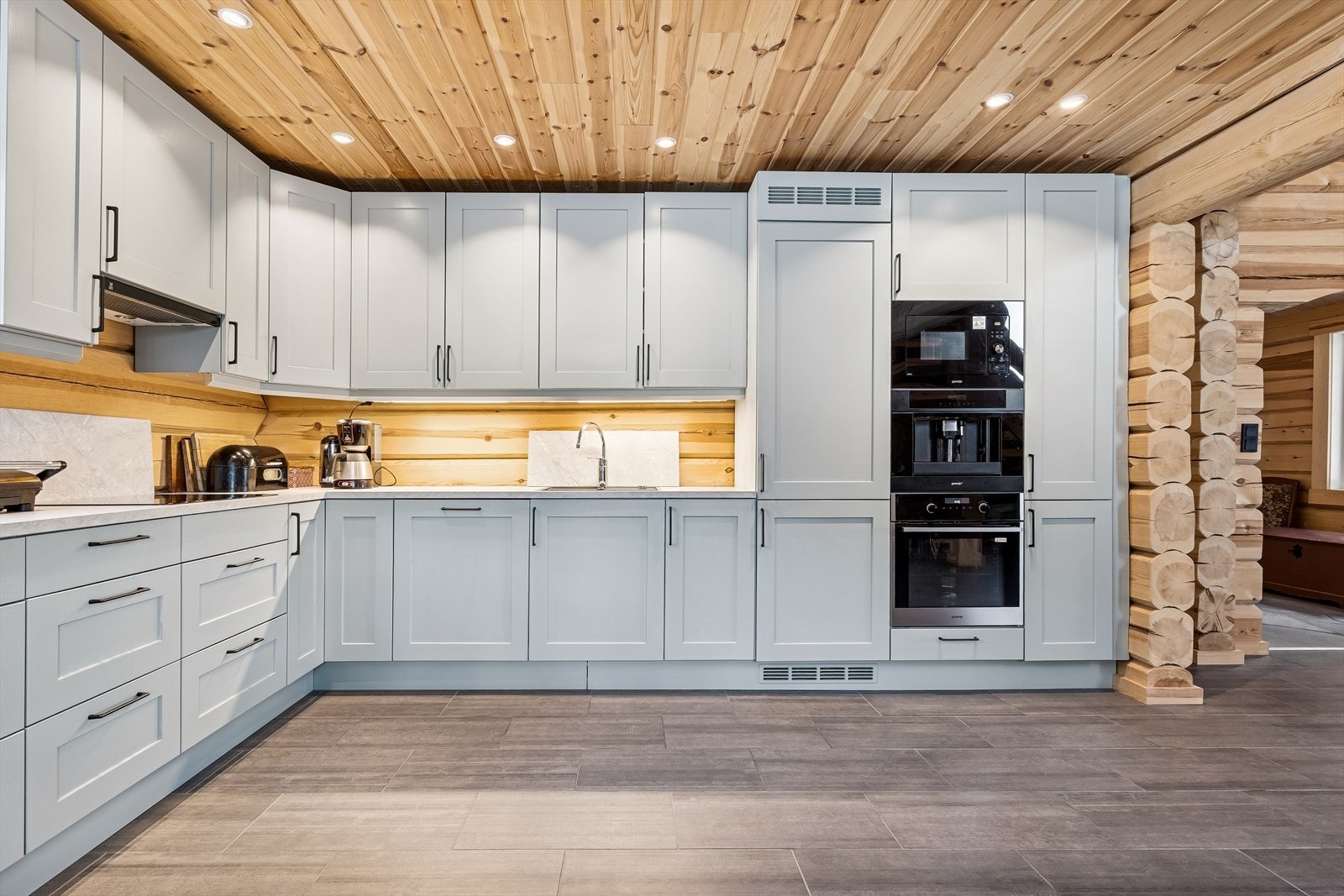 Kjøkkeninnredningen er fullt utstyrt med integrert komfyr, mikrobølgeovn og kaffemaskin. Galleribilde