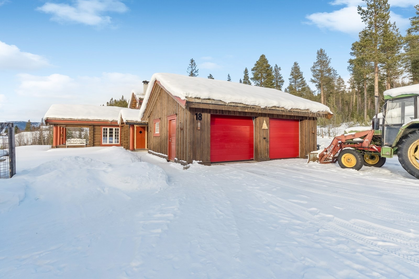 Integrert, isolert og oppvarmet dobbelgarasje med motoriserte leddporter og direkte adkomst til boligen. Galleribilde