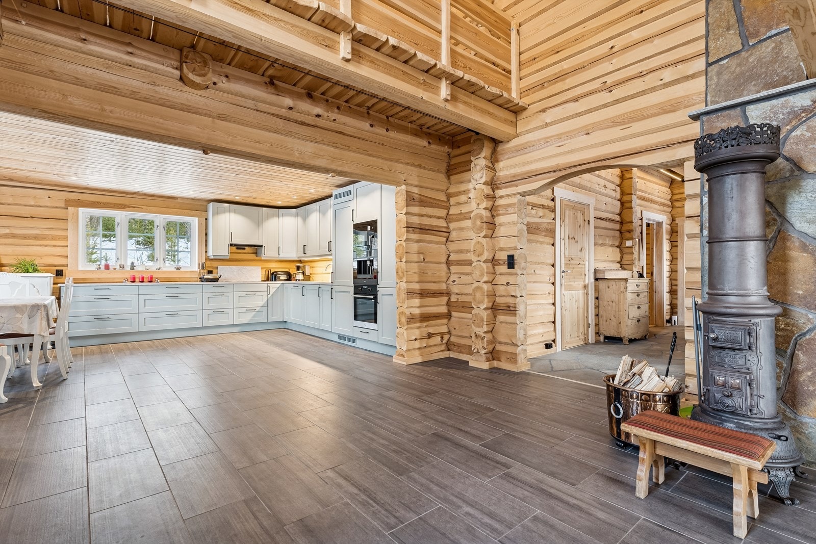 Allrommet forener stue og et moderne Huseby-kjøkken, levert i 2022. Galleribilde