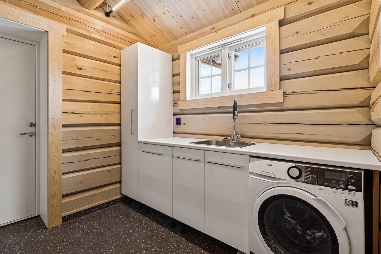 Praktisk vaskerom med egen inngang direkte fra den integrerte garasjen. Galleribilde