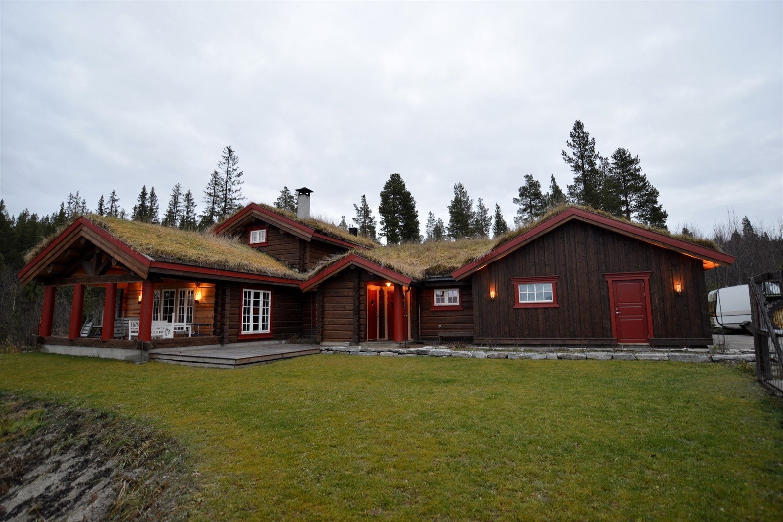 Moderne laftebolig fra 2022, bygget med 8-tommers laft og tekket med torv på taket. Privat bilde tatt i sommerhalvåret Galleribilde