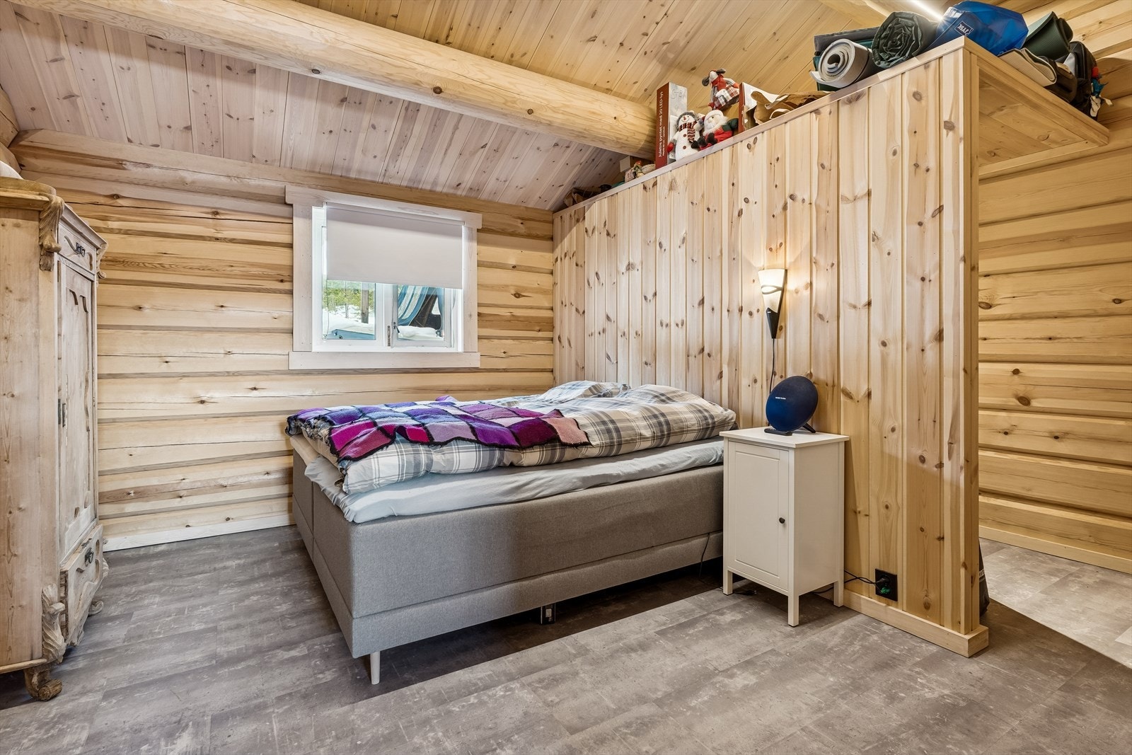 Hovedsoverommet ligger skjermet til i første etasje og har direkte adkomst til eget bad. Galleribilde