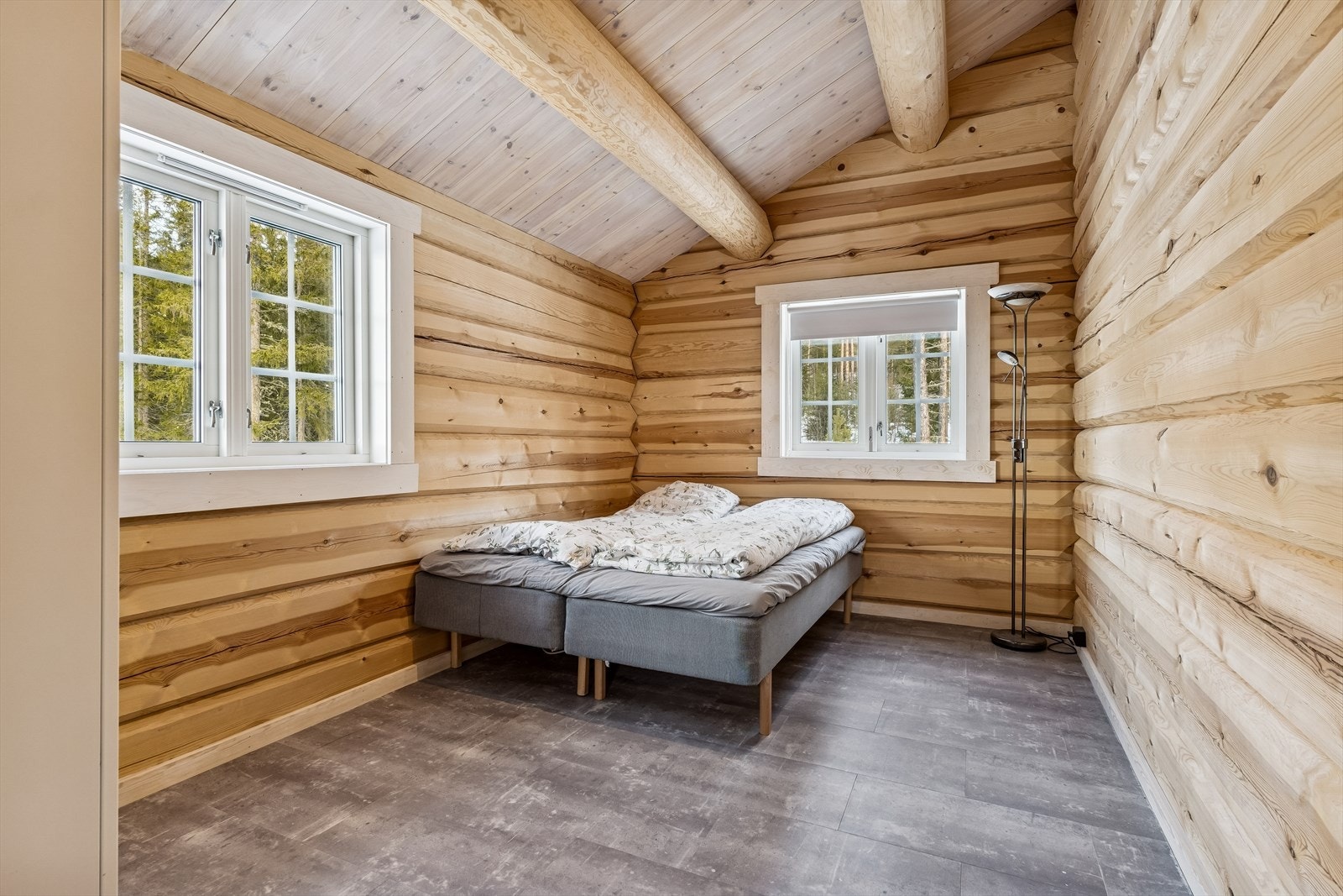 Soverommene i andre etasje har synlige laftevegger og åstak som gir en lun atmosfære. Galleribilde