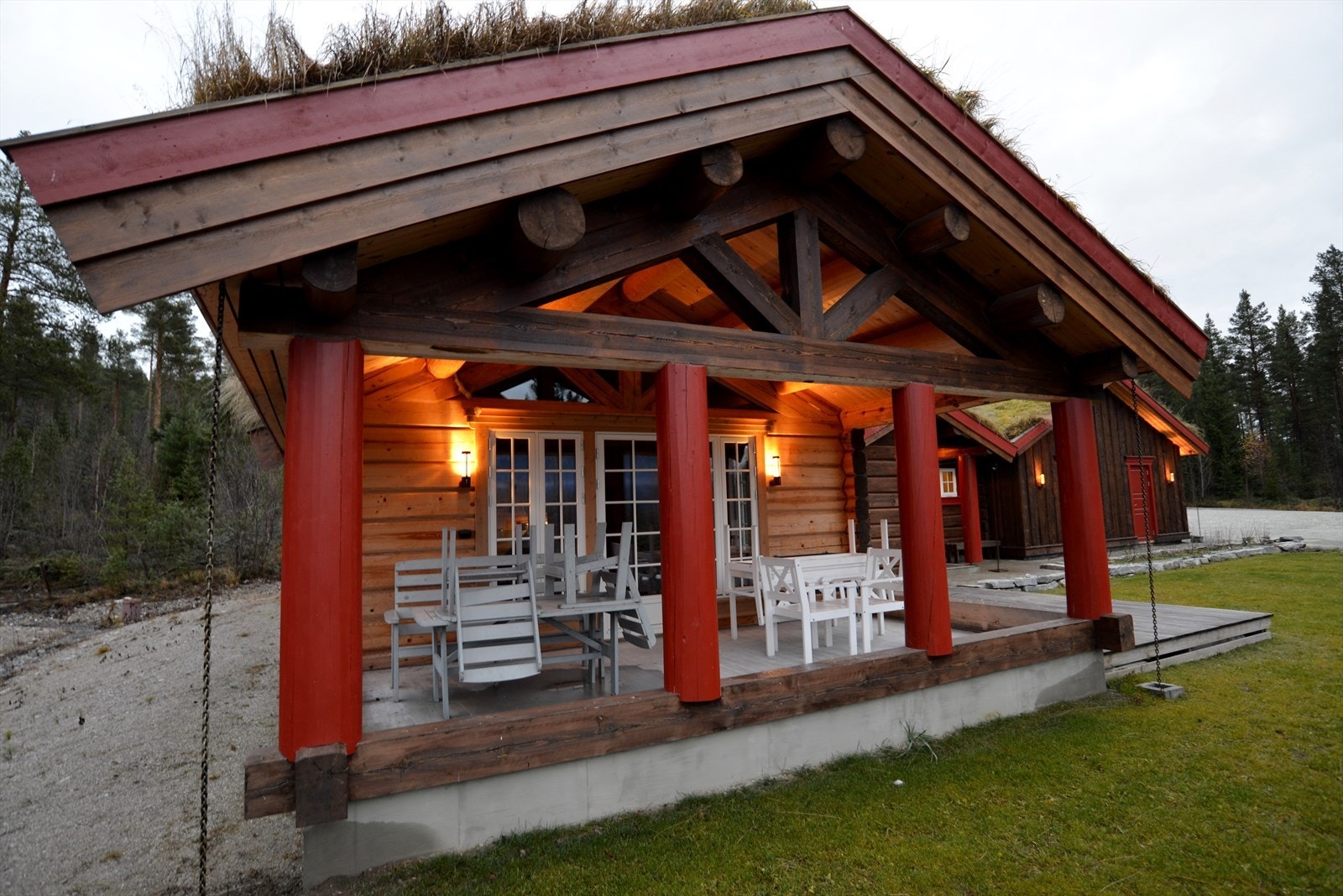 Den overbygde uteplassen gir et lunt og hyggelig uterom, med plass til sittegruppe. Galleribilde