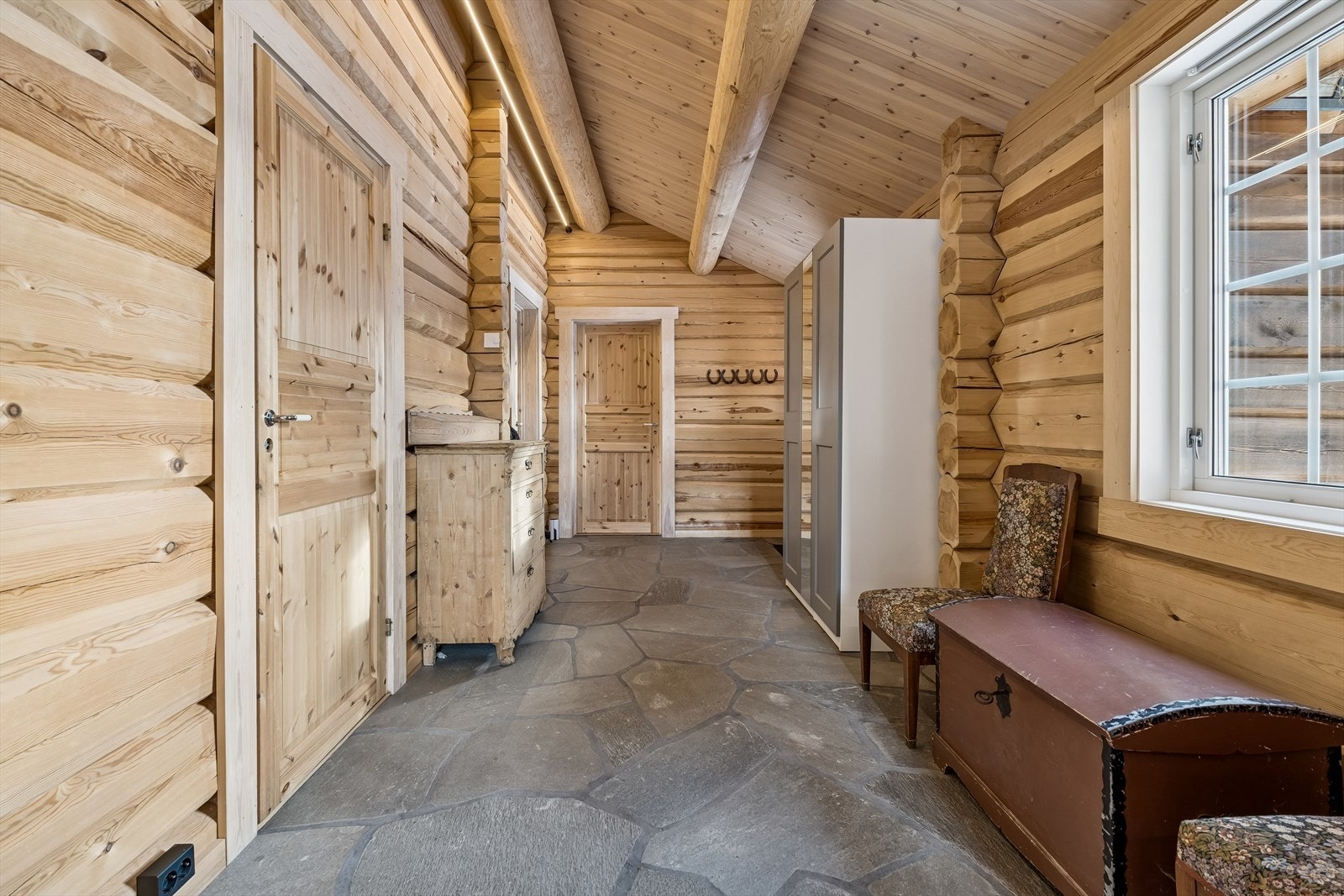 Hele boligen har vannbåren gulvvarme fra en energieffektiv bergvarmepumpe for jevn og behagelig komfort. Galleribilde