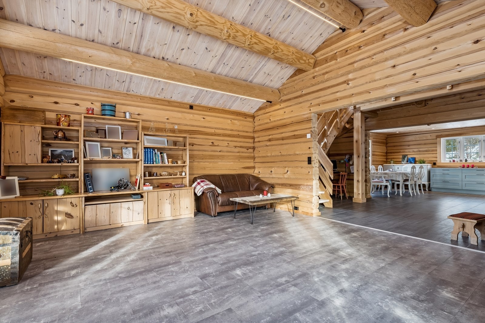 Fra stuen er det en naturlig overgang til kjøkkenet og spiseplassen, som binder allrommet sammen. Galleribilde