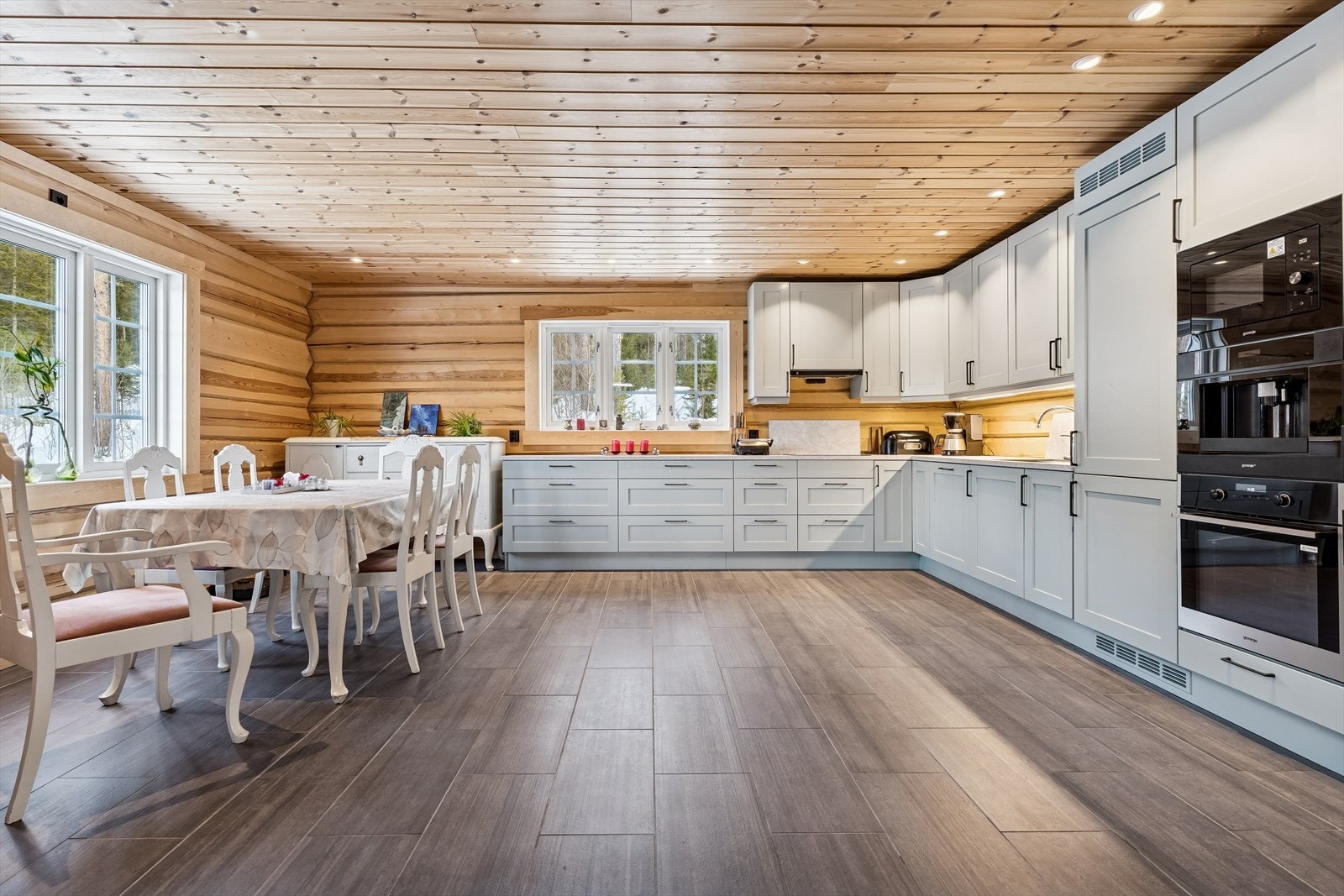 Kjøkkenet har en egen, romslig spiseplass ved vinduet, perfekt for måltider med familie og venner. Galleribilde