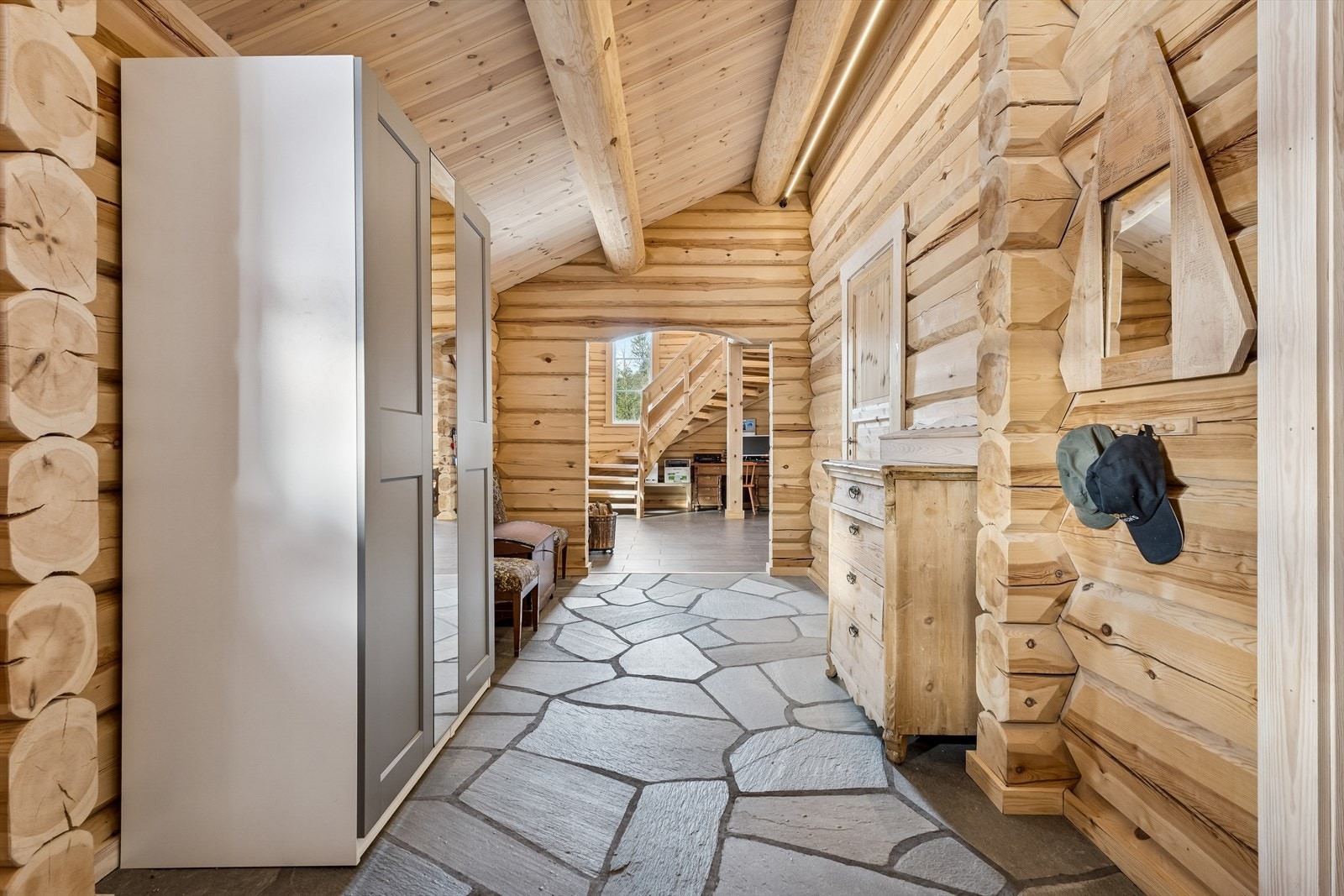 Den romslige hallen har skifer på gulvet og vegger i 8-tommers laft som gir en lun atmosfære. Galleribilde