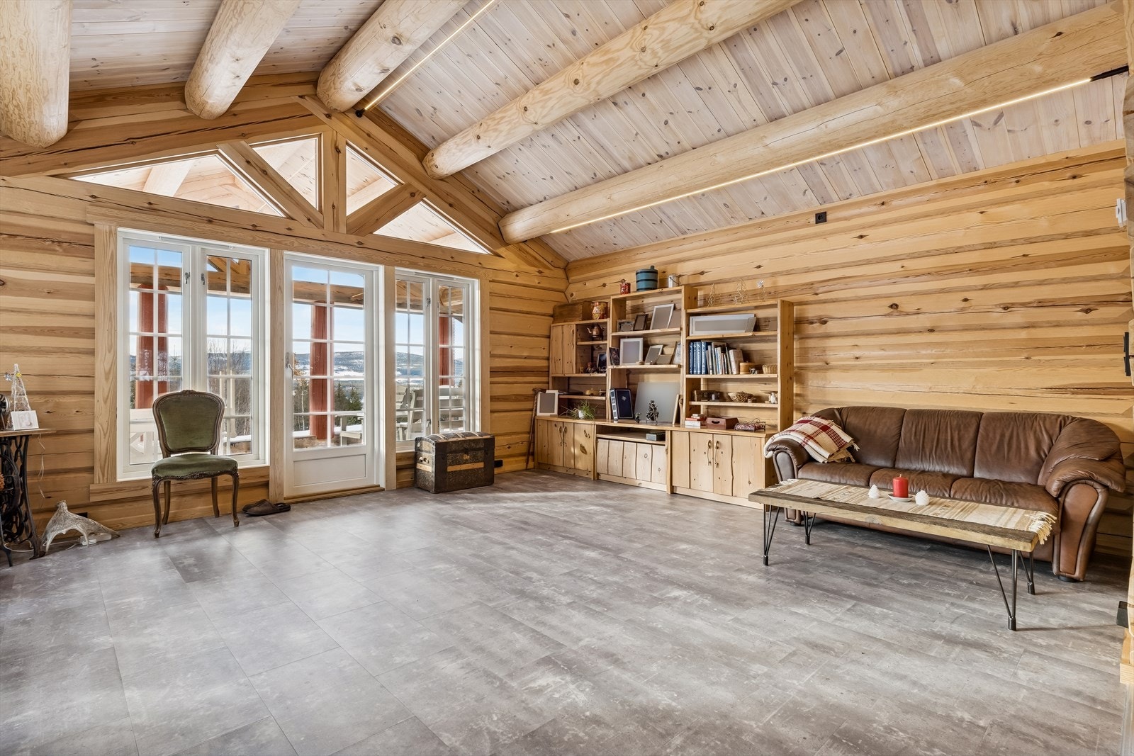 Store vindusflater og åstak gir rommet en luftig følelse og godt med naturlig lys. Galleribilde