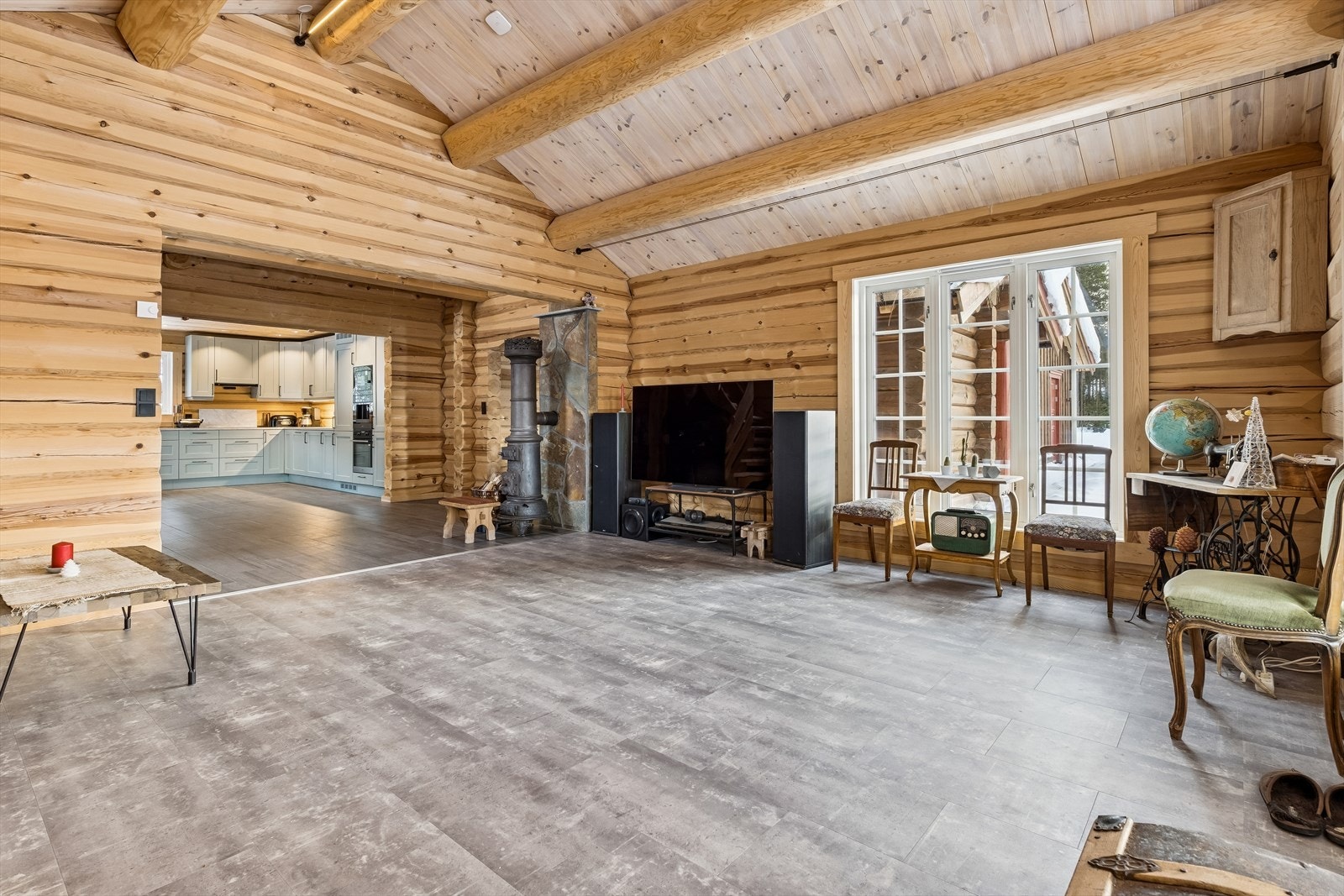 En sjarmerende, gammel rundovn i stuen gir ekstra varme og hygge på kalde dager. Galleribilde