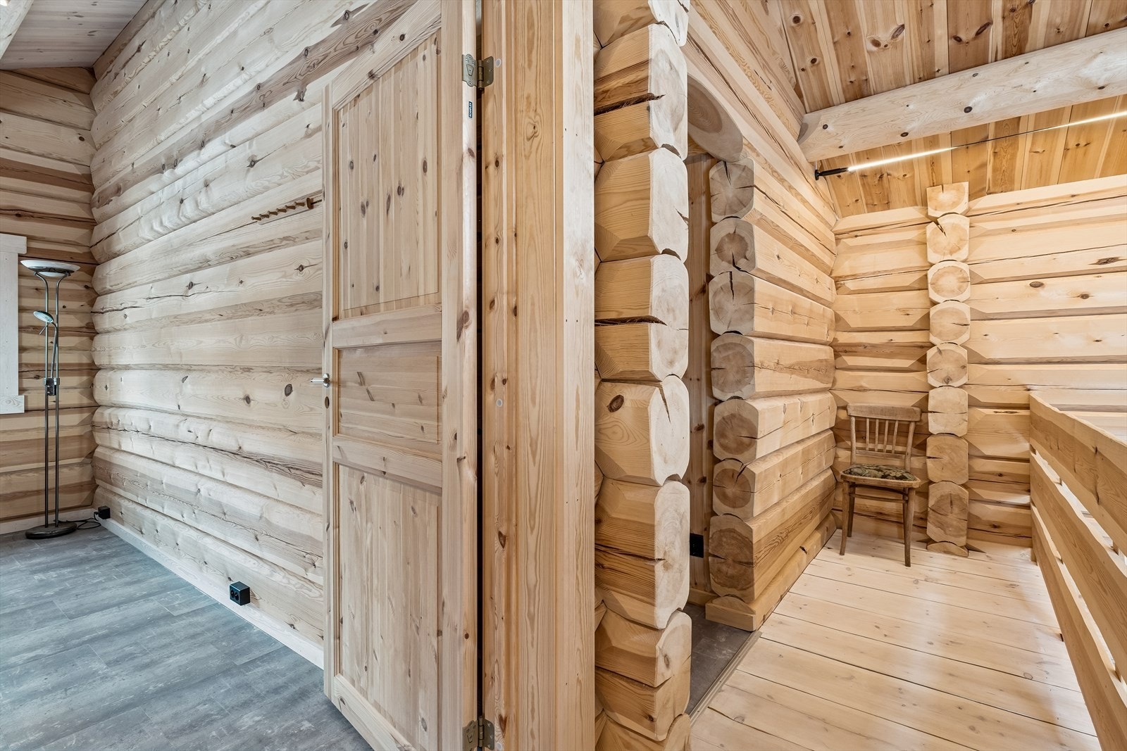 Gangarealet i andre etasje binder sammen soverommene og badet, med synlig laft og åstak. Galleribilde