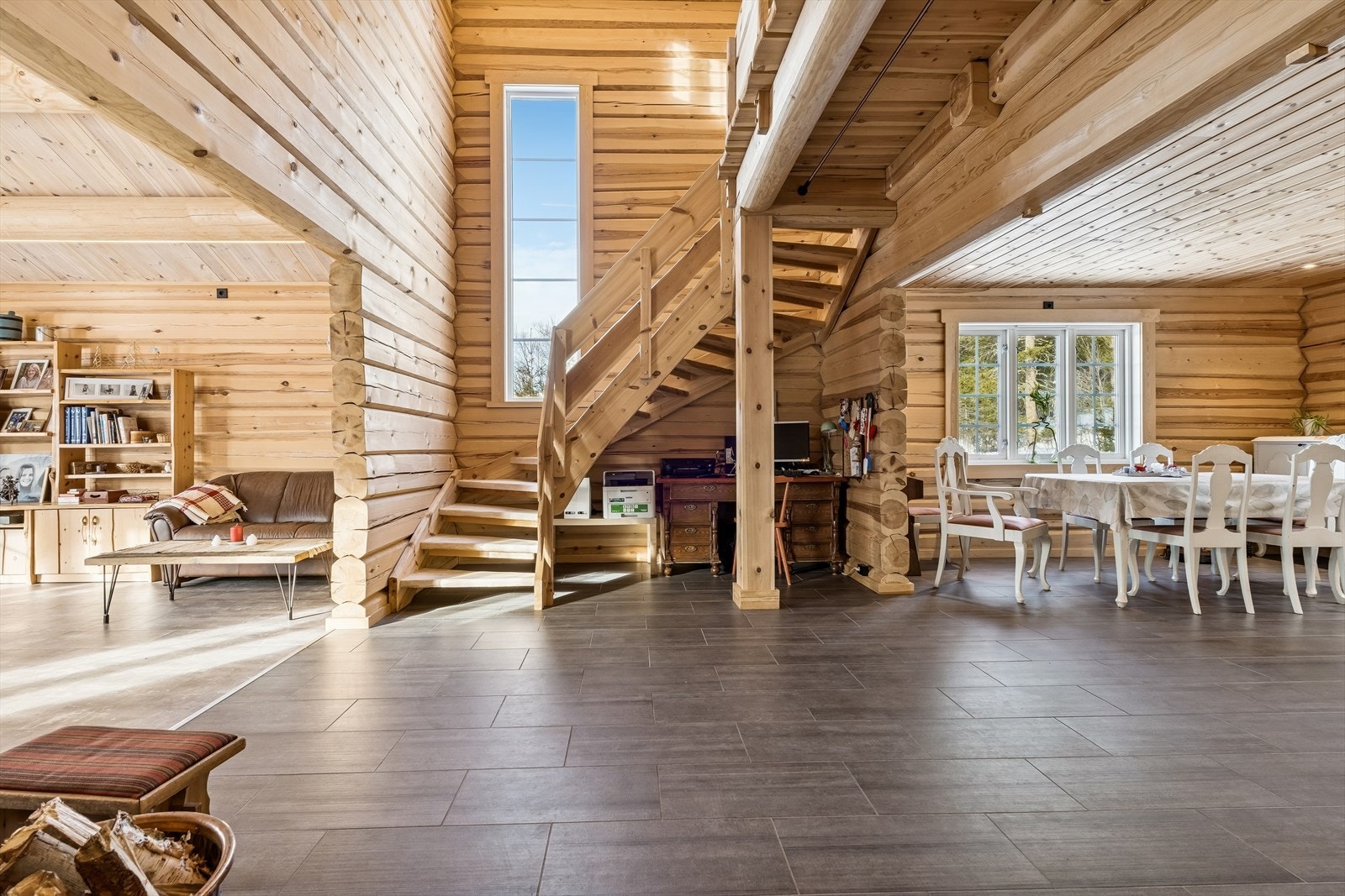 Den åpne løsningen mellom stue og kjøkken skaper en sosial og innbydende atmosfære. Åpent pari med sjenerøs takhøyde Galleribilde