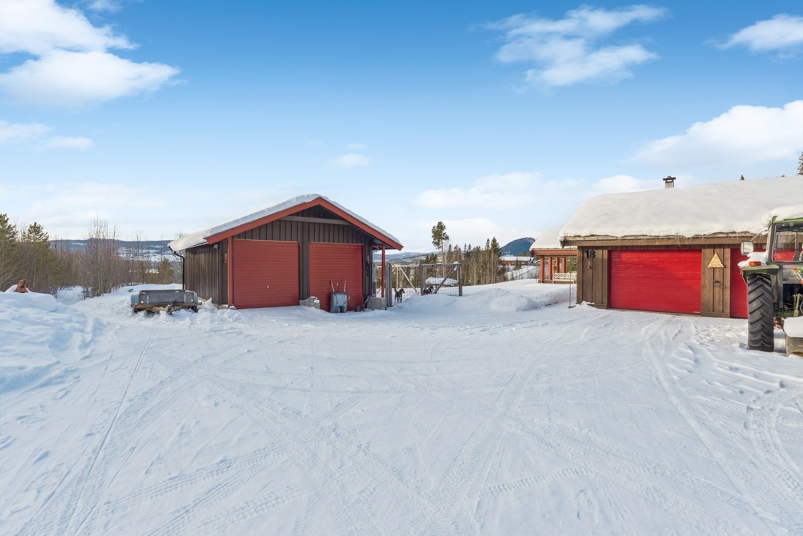 I tillegg til den integrerte garasjen er det en frittstående dobbelgarasje med to nivåer for høyere kjøretøy. Galleribilde