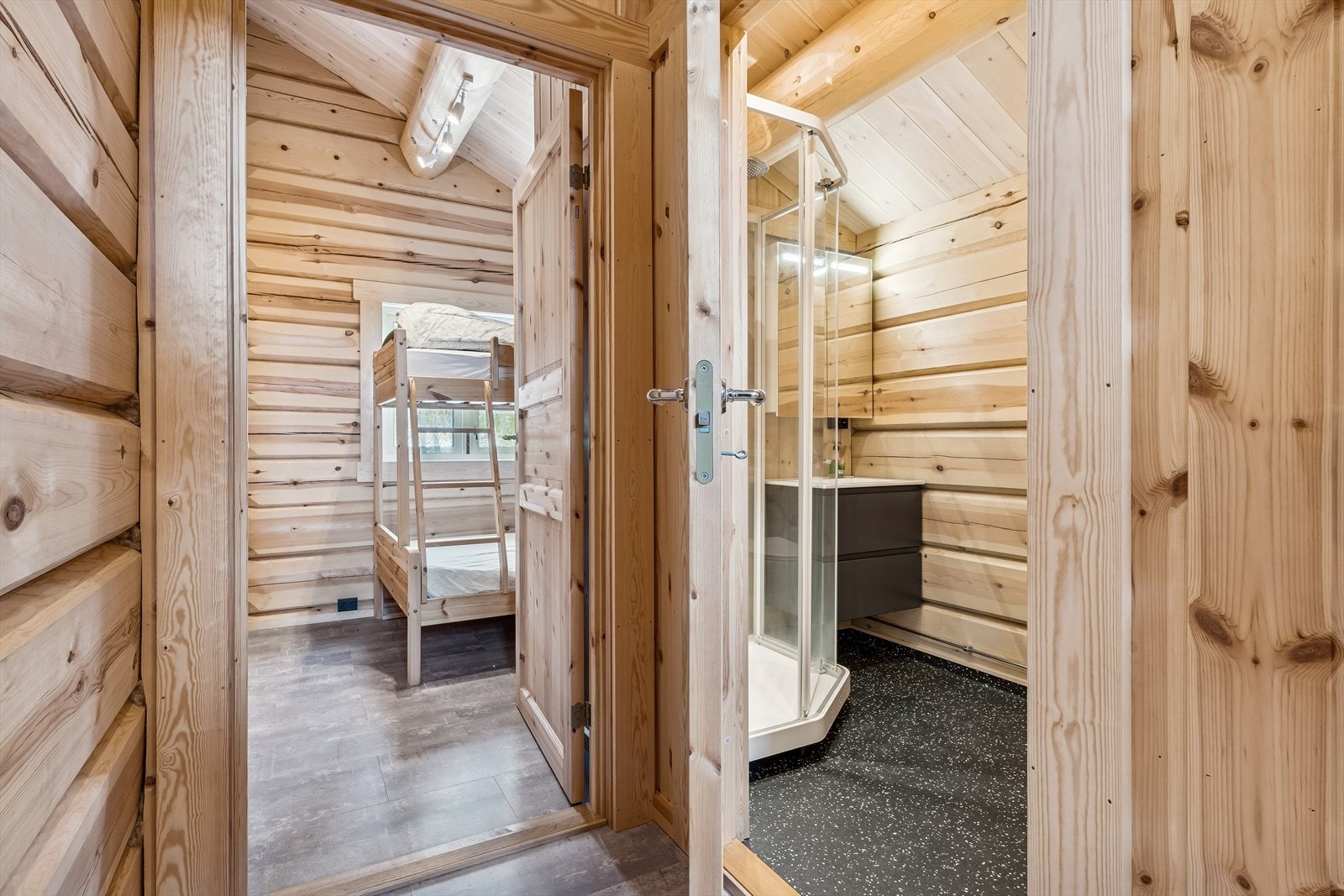 2.etasje inneholder en praktisk avdeling for barn eller gjester, med to soverom og bad. Galleribilde