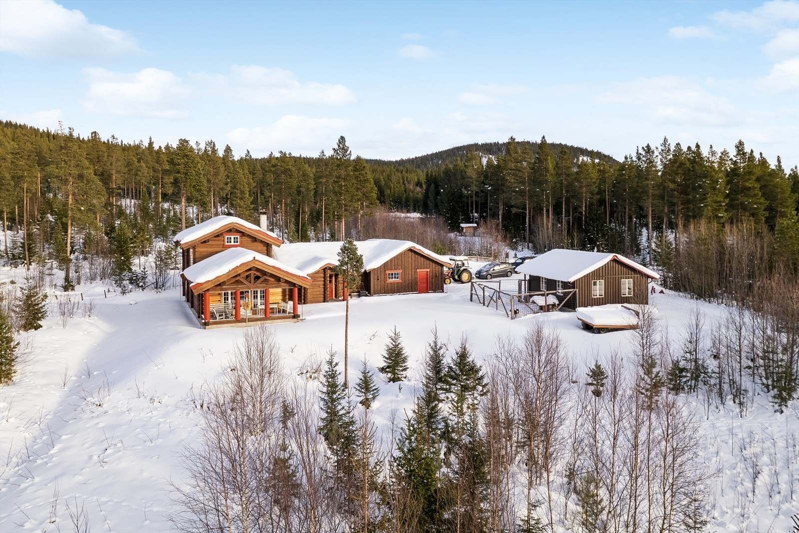 Eiendommen har svært gode lagringsmuligheter med to doble garasjer. Galleribilde