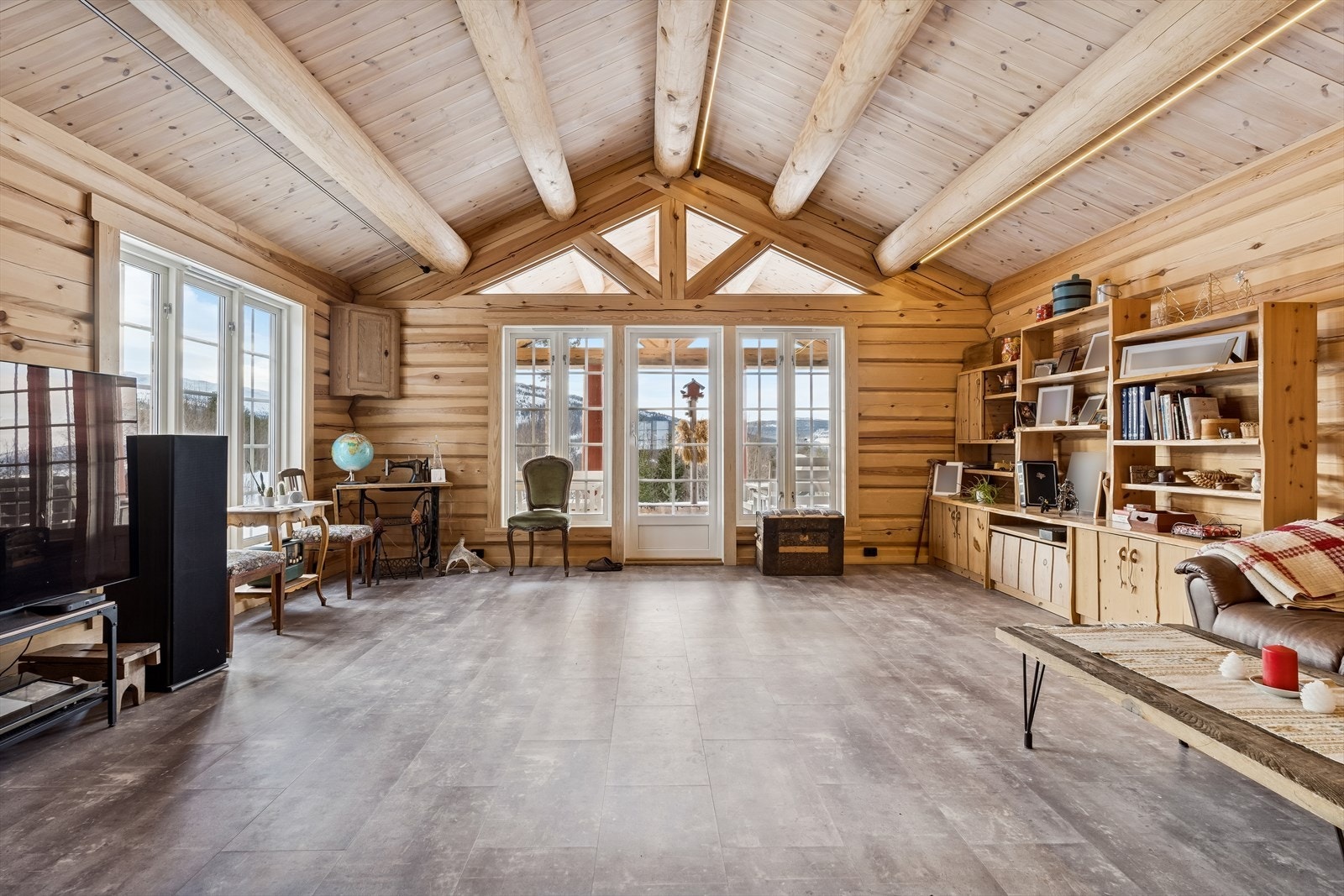 Stuen er en del av et stort, luftig allrom med direkte utgang til en vestvendt uteplass. Galleribilde