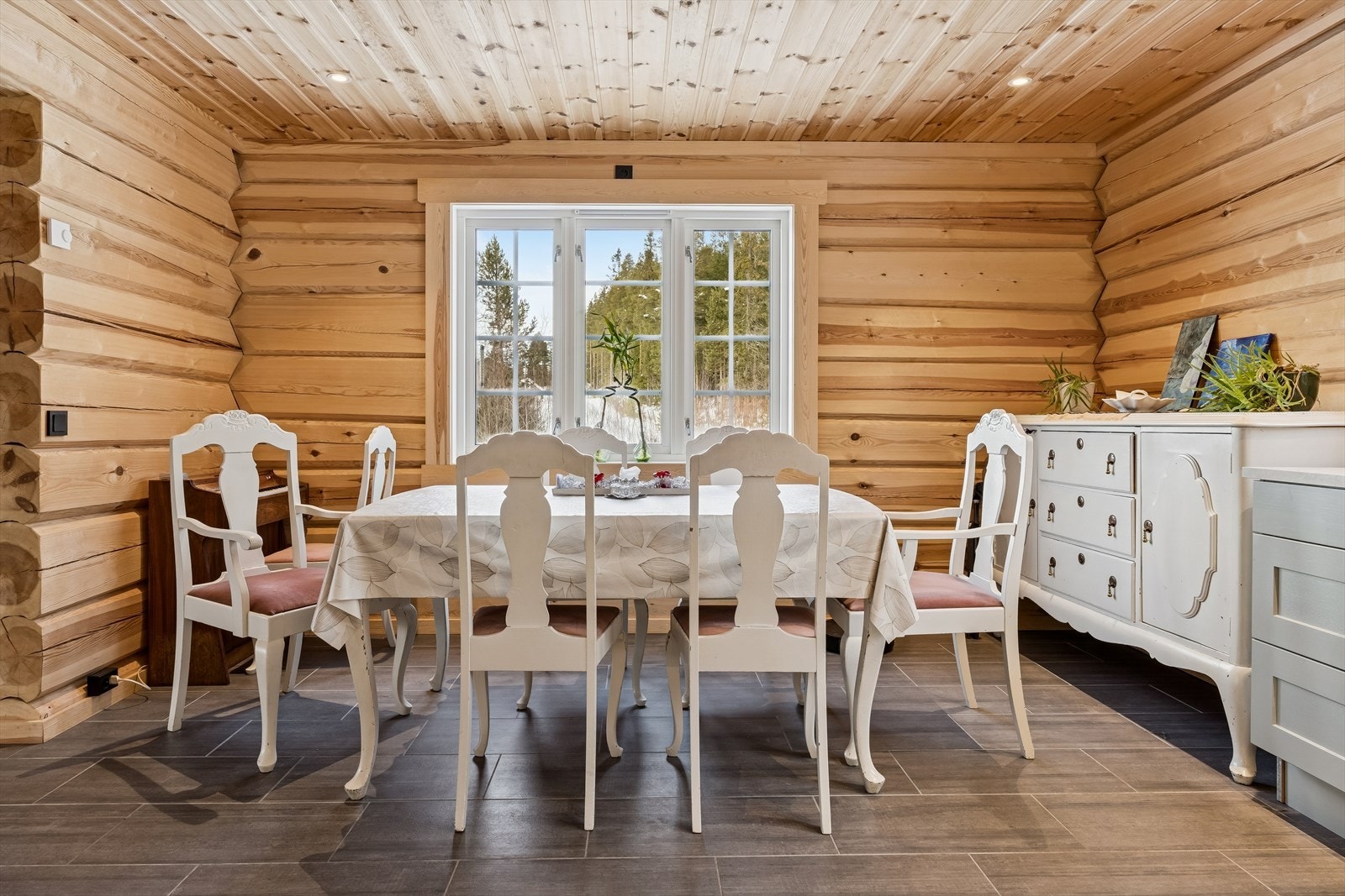 Spiseplassen er en naturlig del av kjøkkenet, med god plass til et stort spisebord. Galleribilde