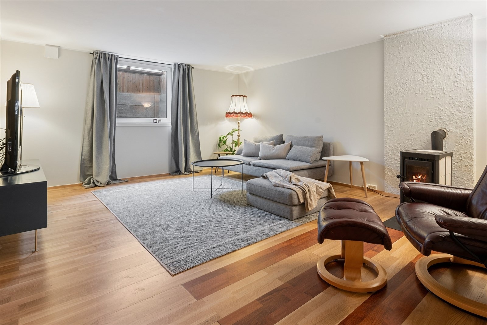 Kjærkommen og romslig kjellerstue, perfekt for barnefamilier med åpent hus! Galleribilde