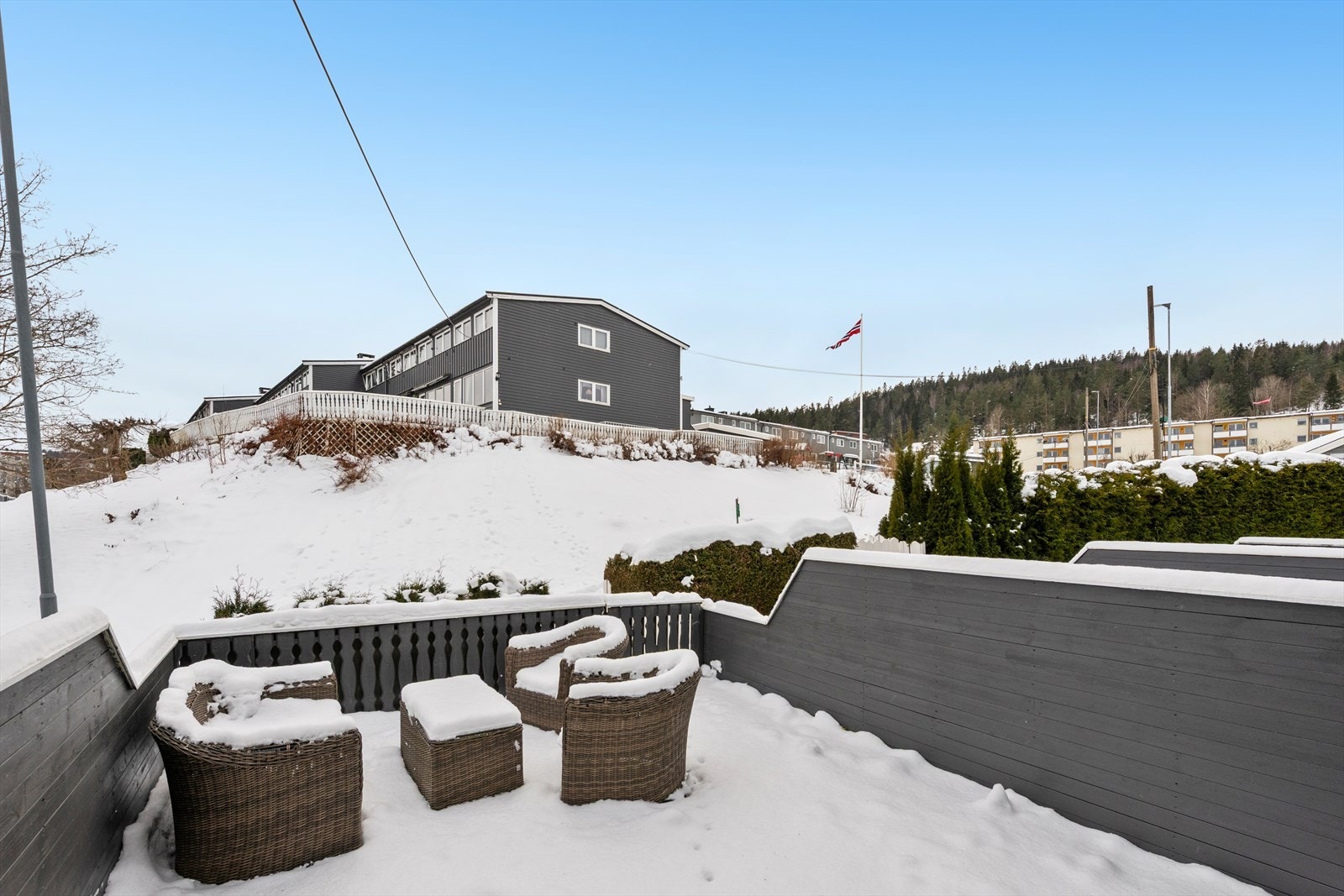 Fra stuen er det utgang til en sydvendt uteplass på ca 24 m². Galleribilde